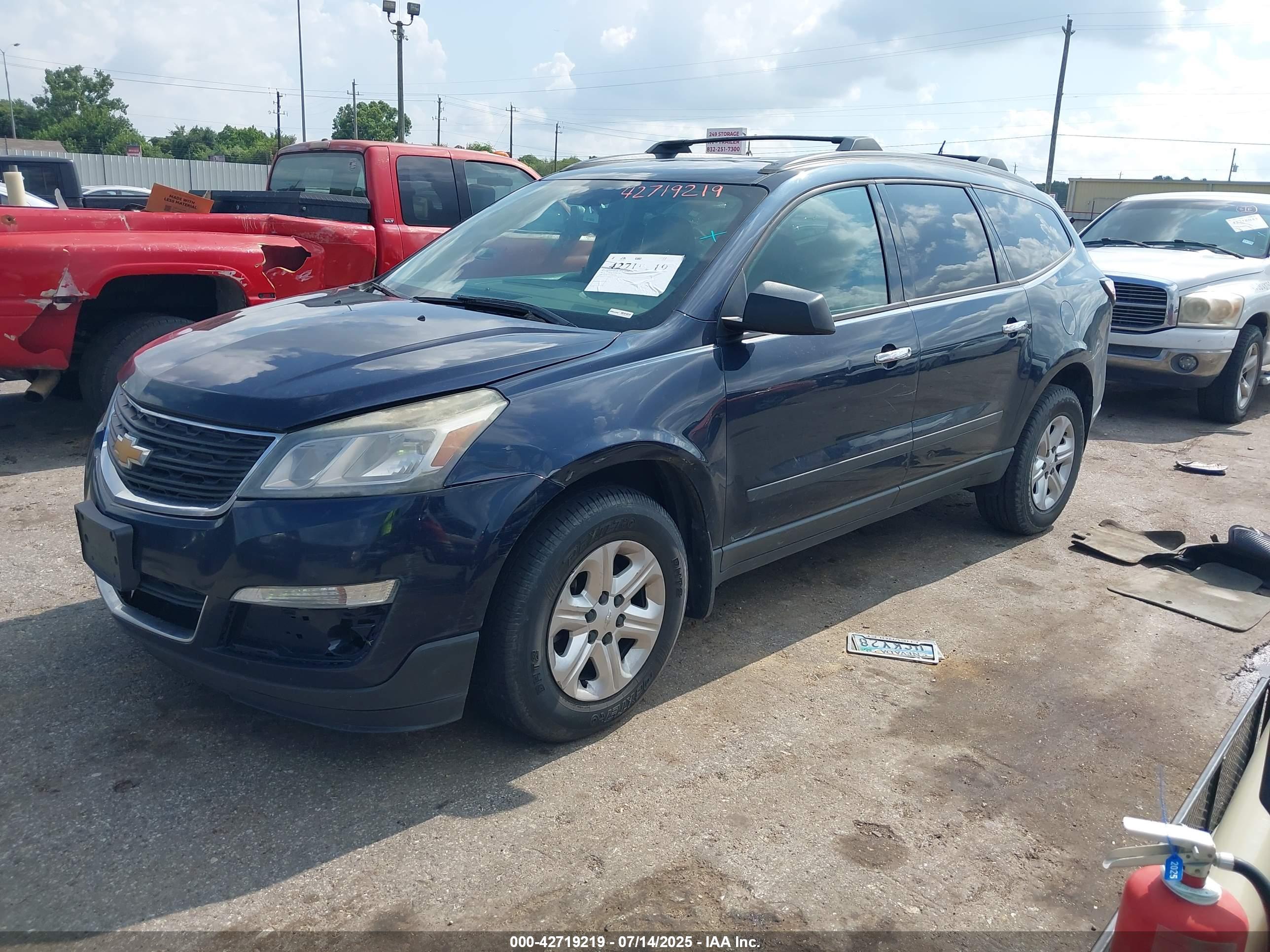 CHEVROLET TRAVERSE image 2