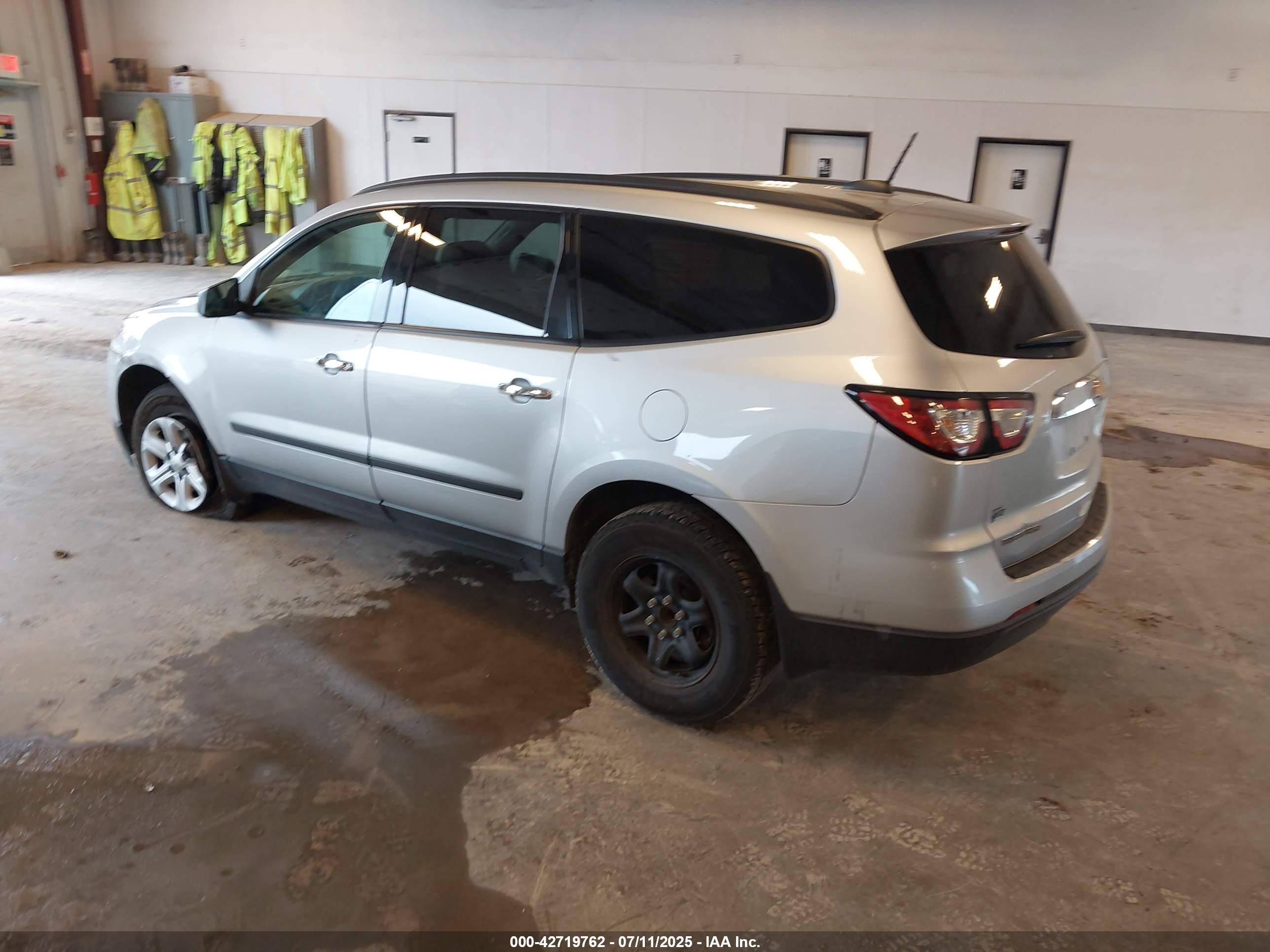 CHEVROLET TRAVERSE image 3
