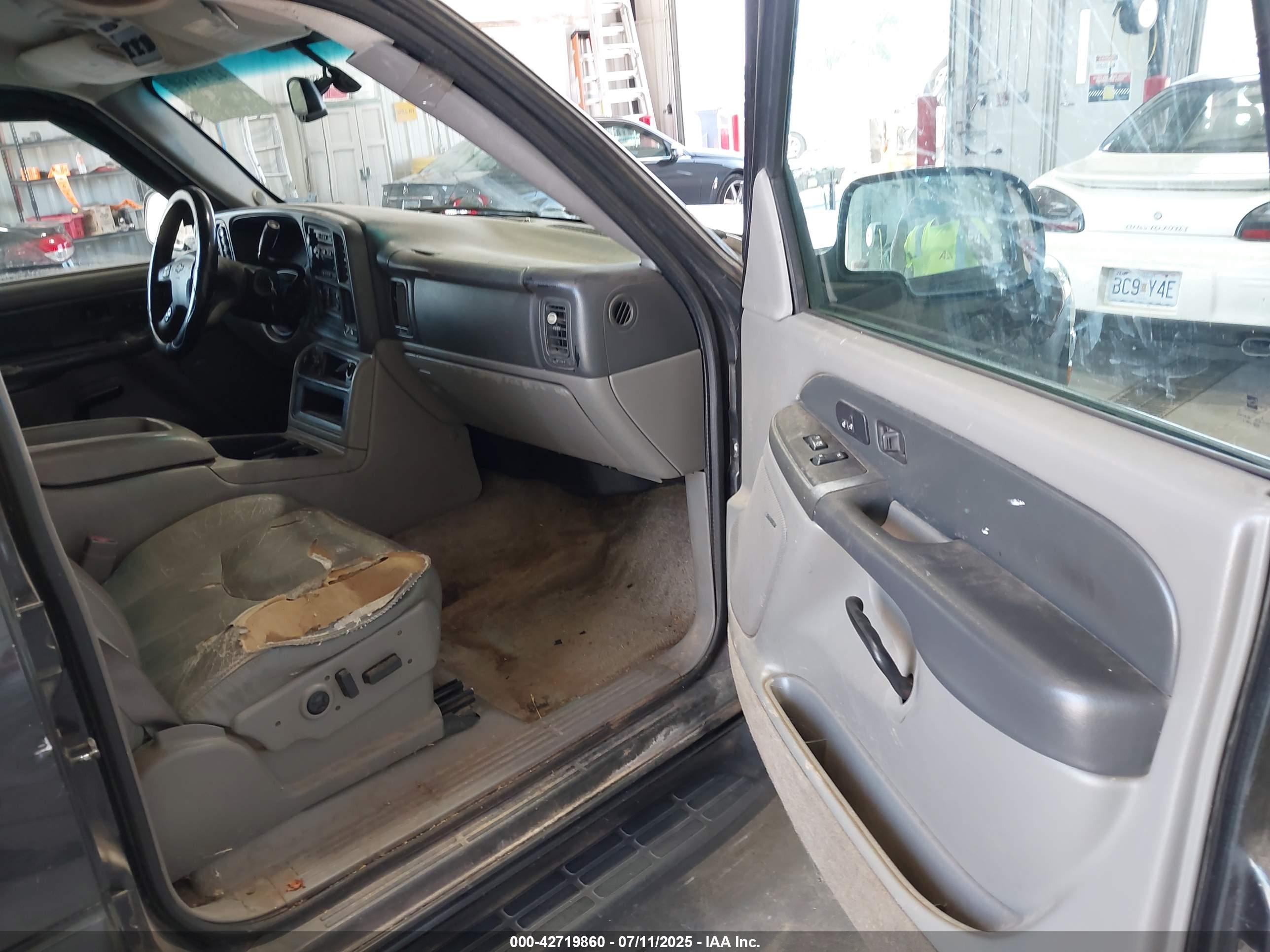 CHEVROLET SUBURBAN image 5