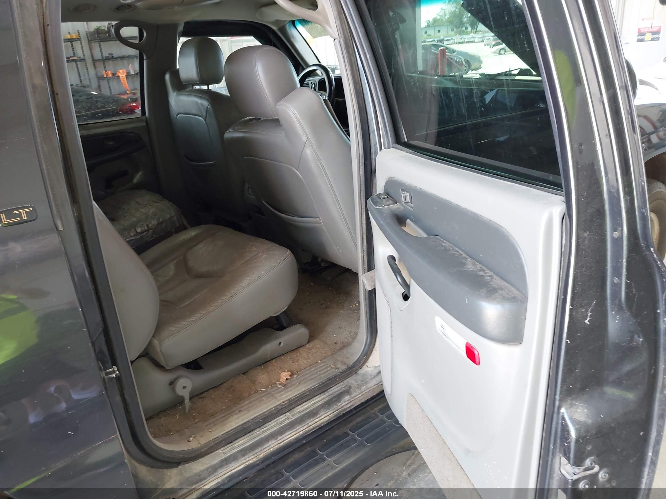 CHEVROLET SUBURBAN image 8