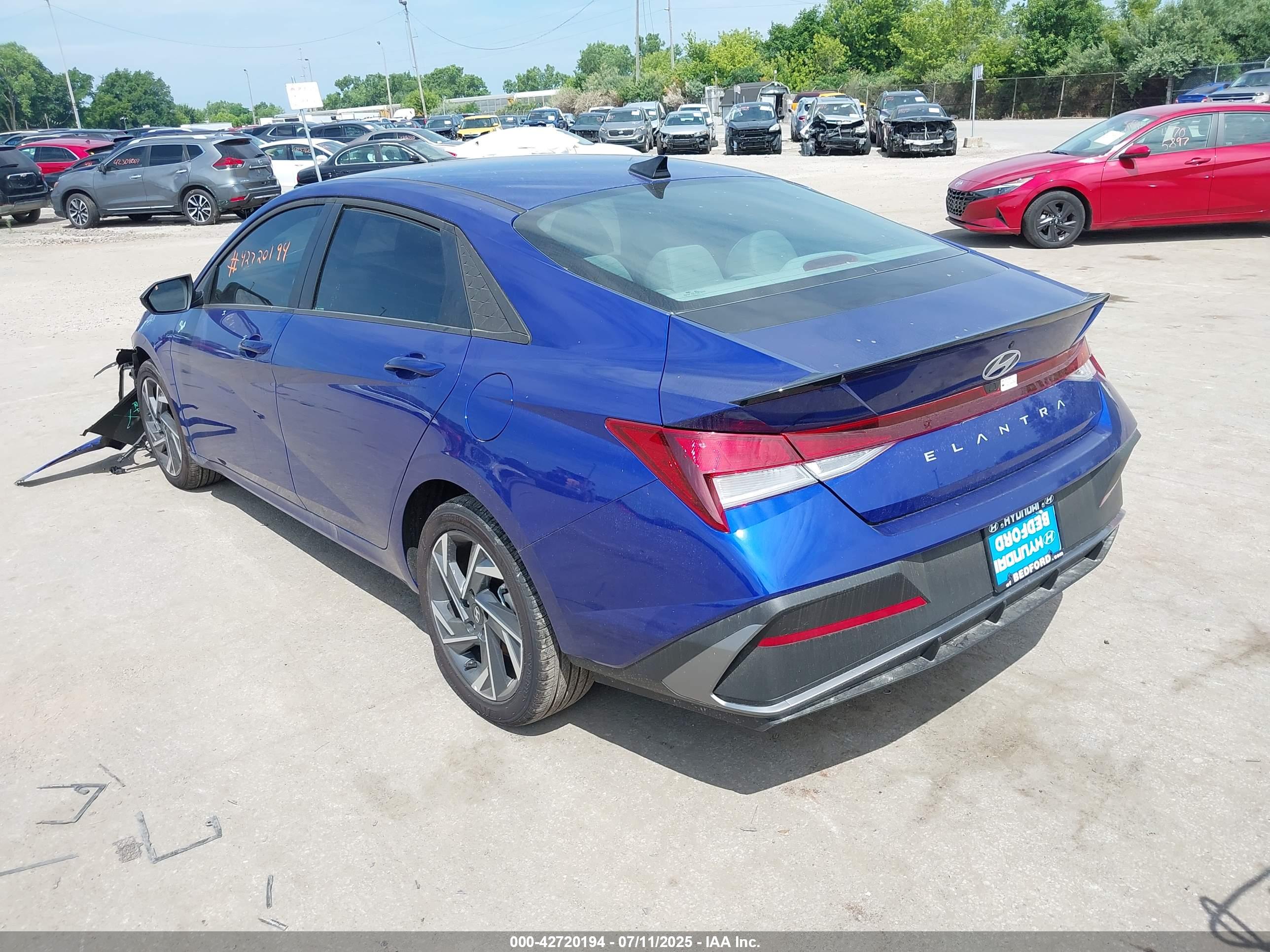 HYUNDAI ELANTRA image 3