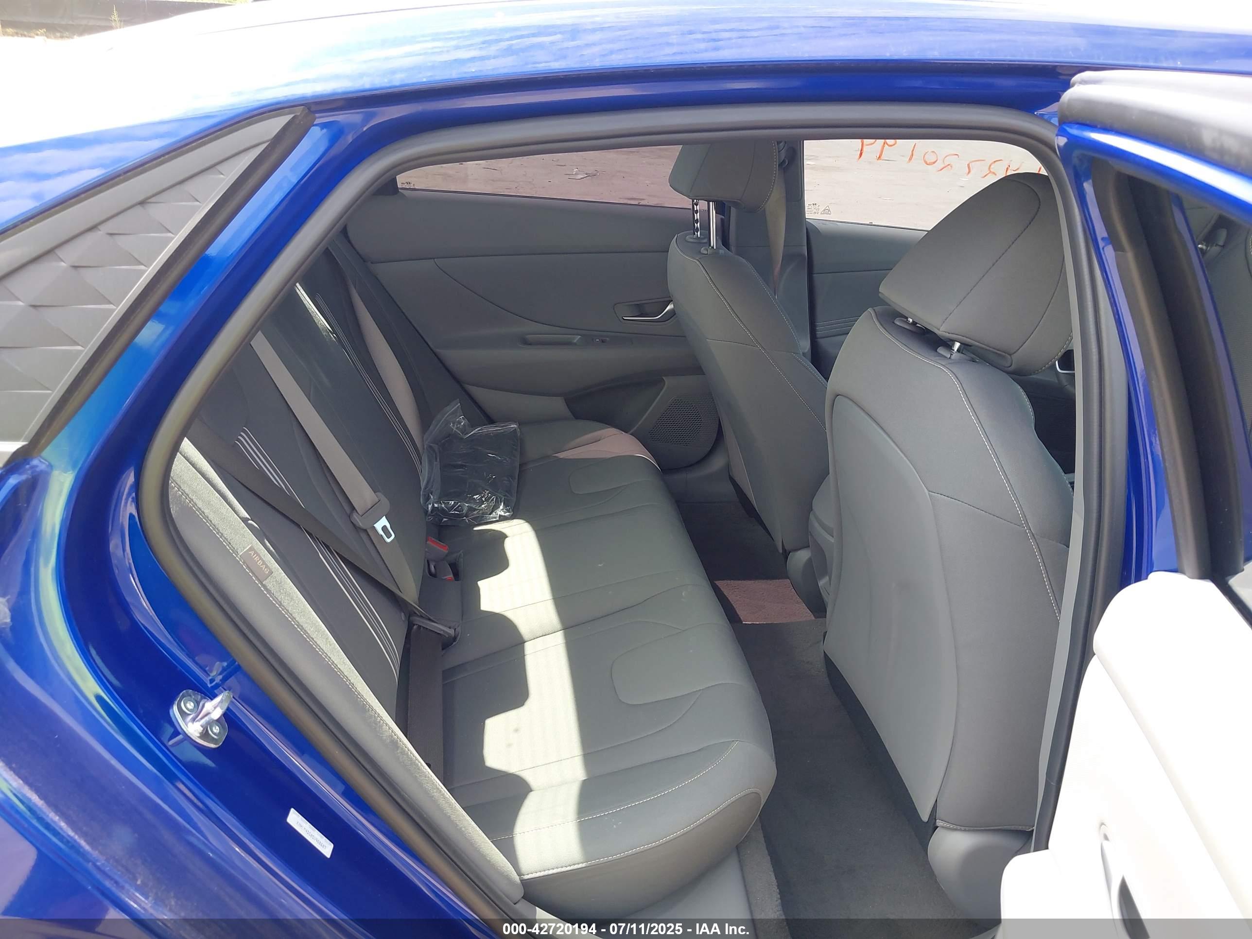 HYUNDAI ELANTRA image 8