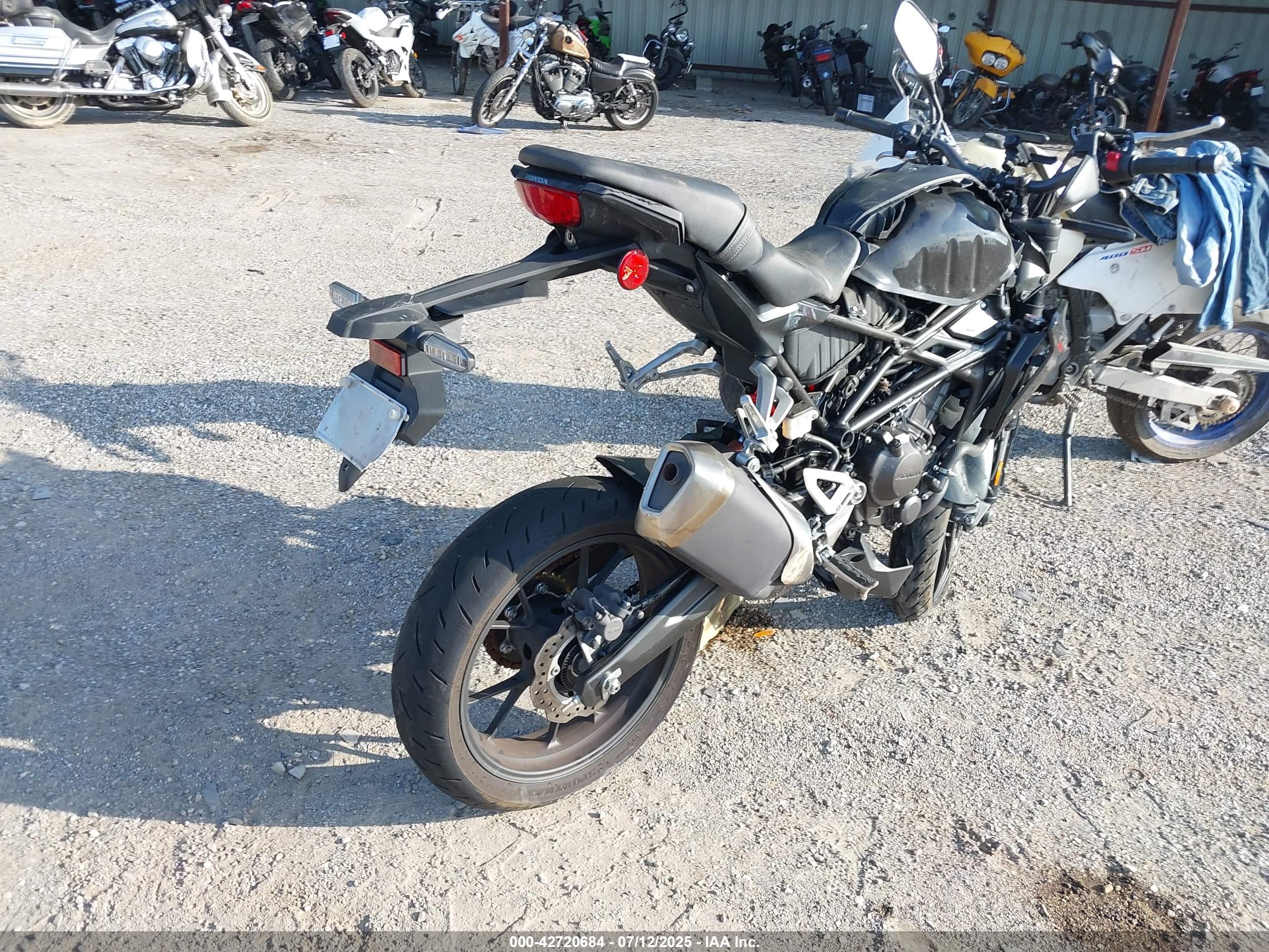 HONDA CBF300 image 4