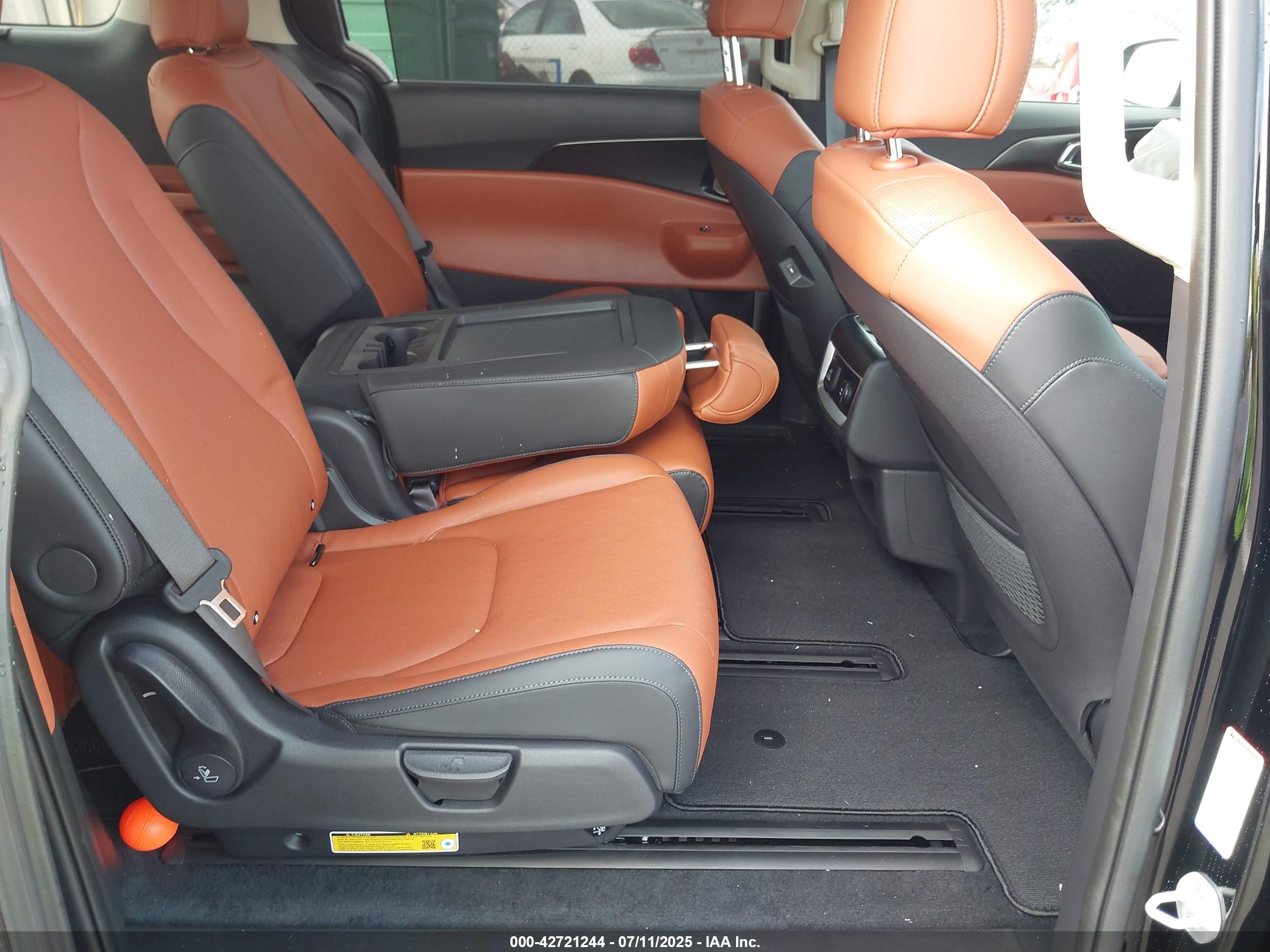 KIA CARNIVAL image 8
