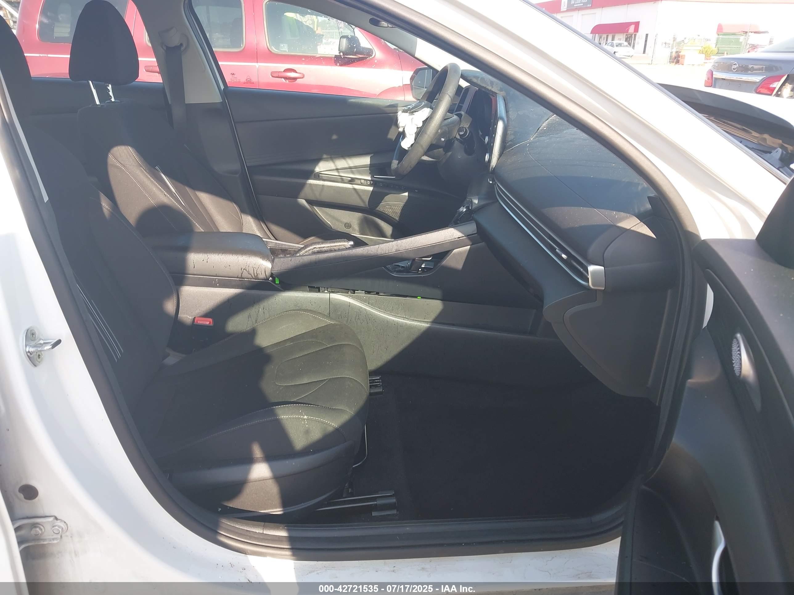 HYUNDAI ELANTRA image 5
