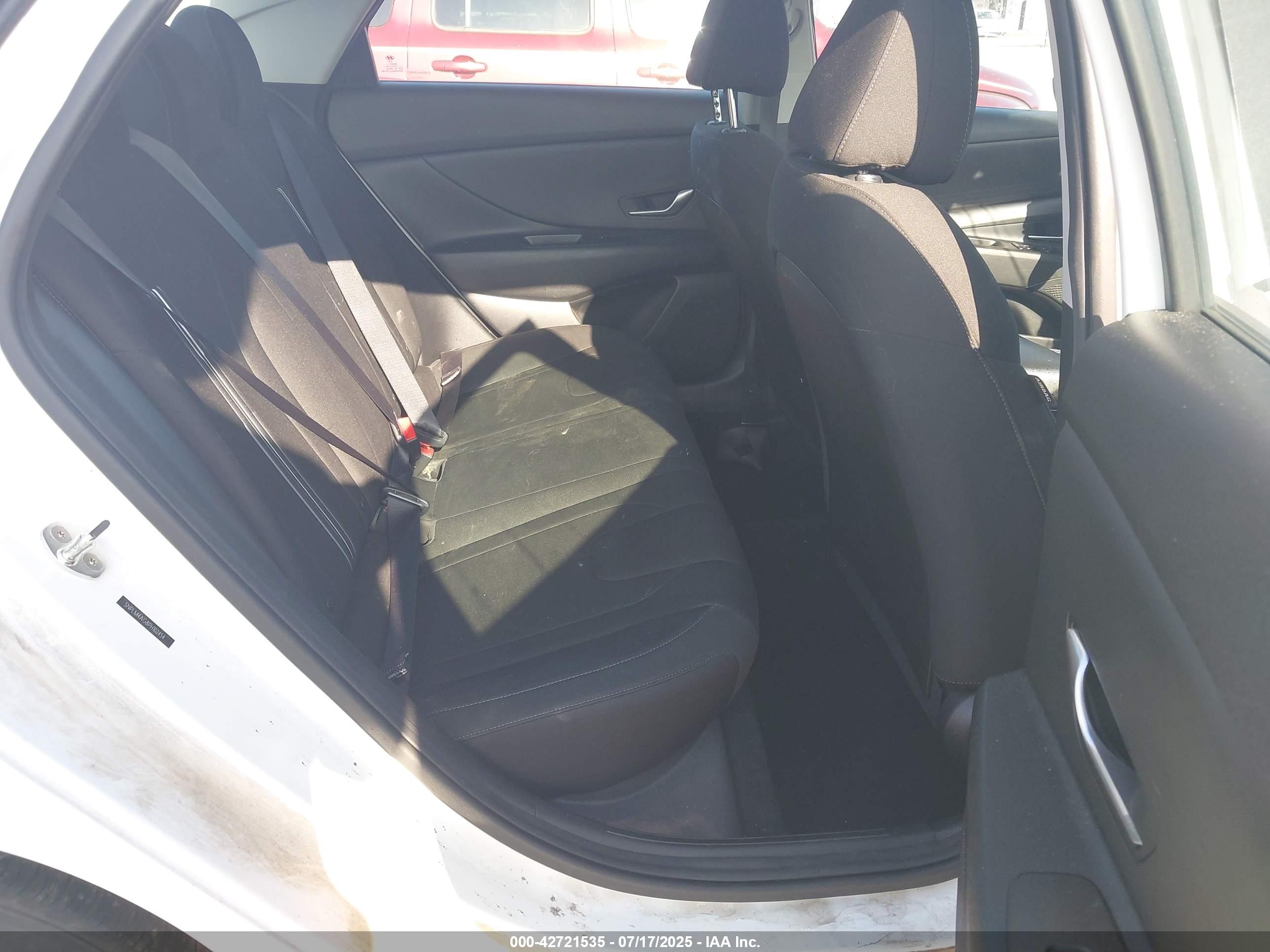 HYUNDAI ELANTRA image 8
