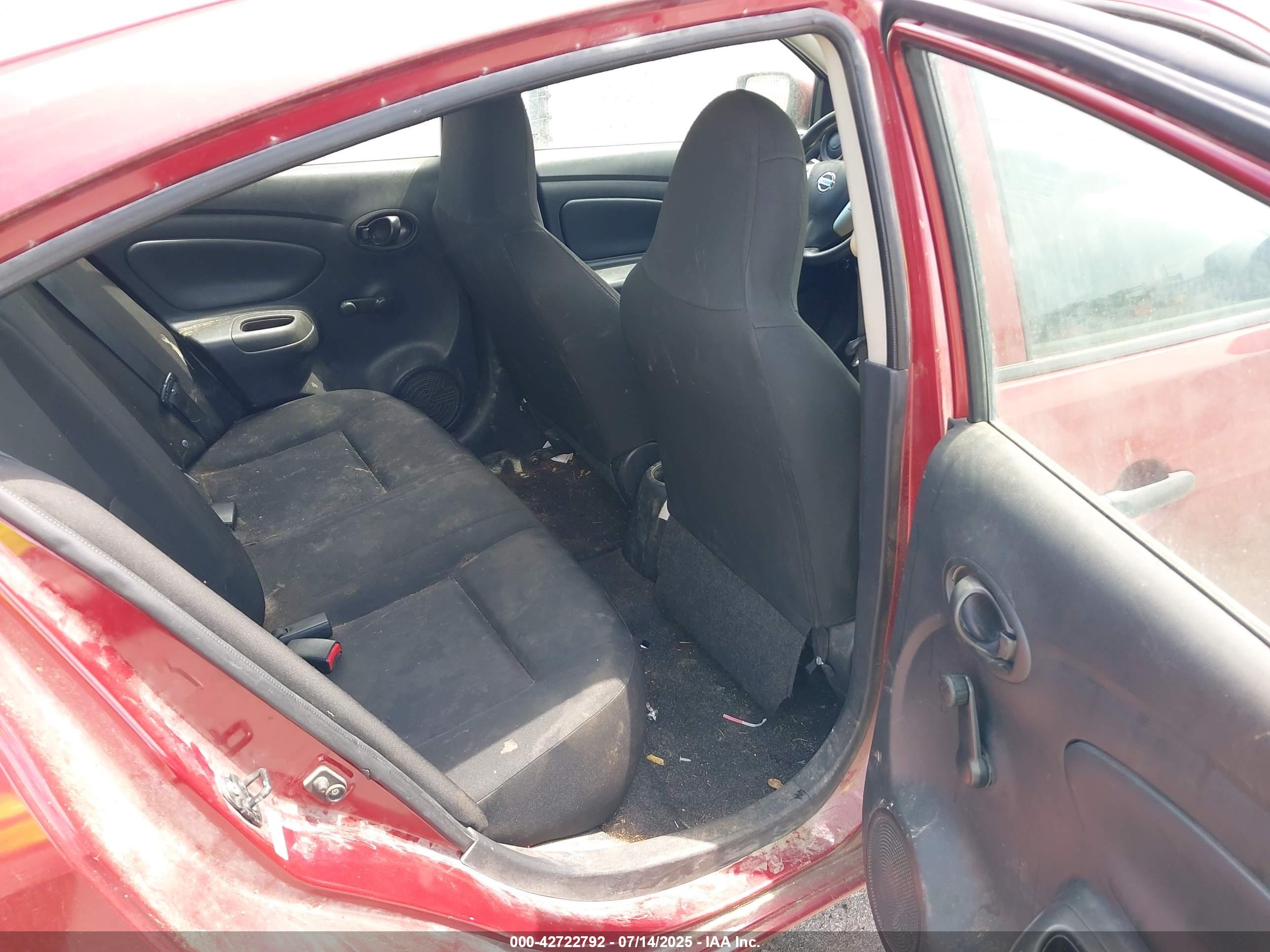 NISSAN VERSA image 8