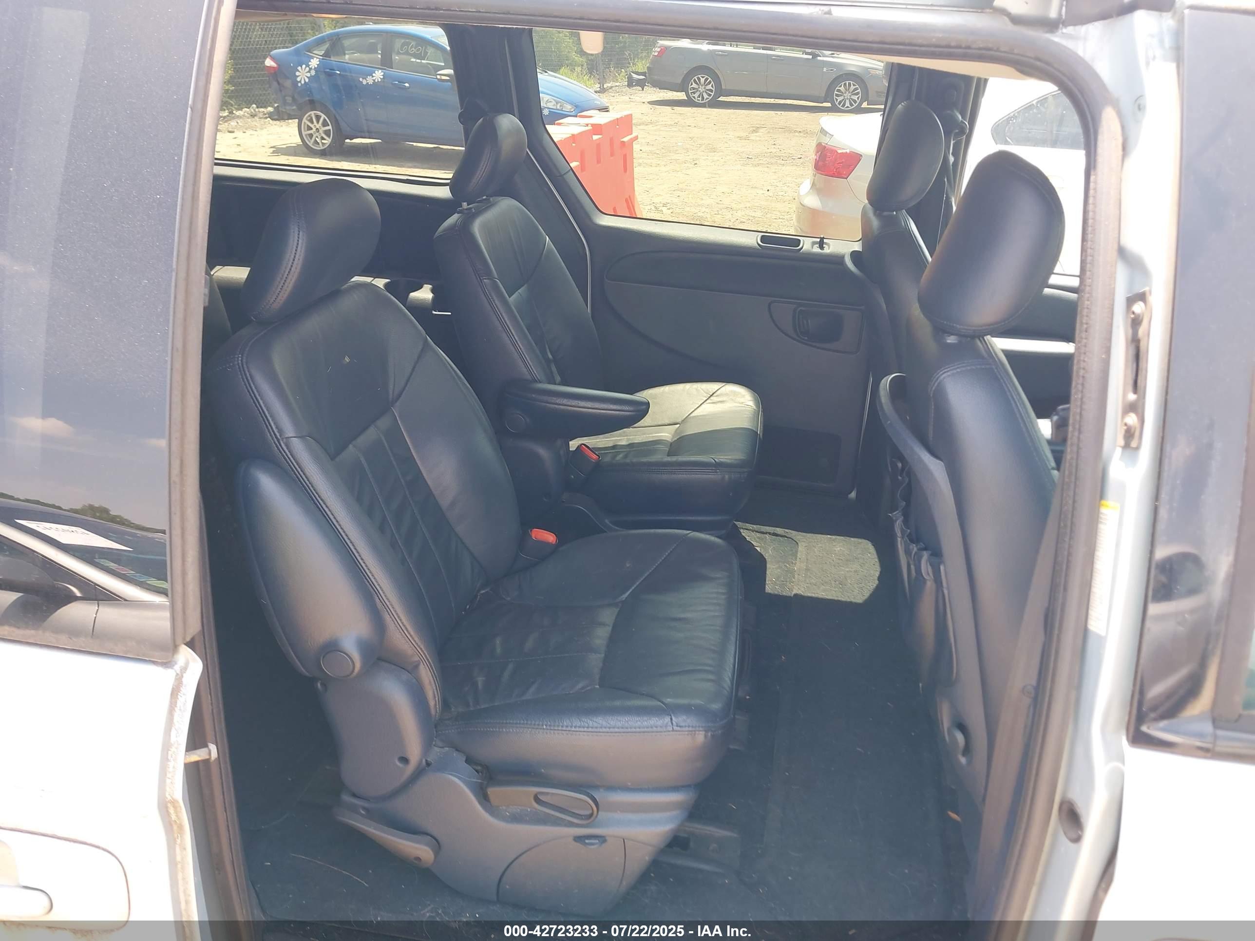 CHRYSLER TOWN image 8