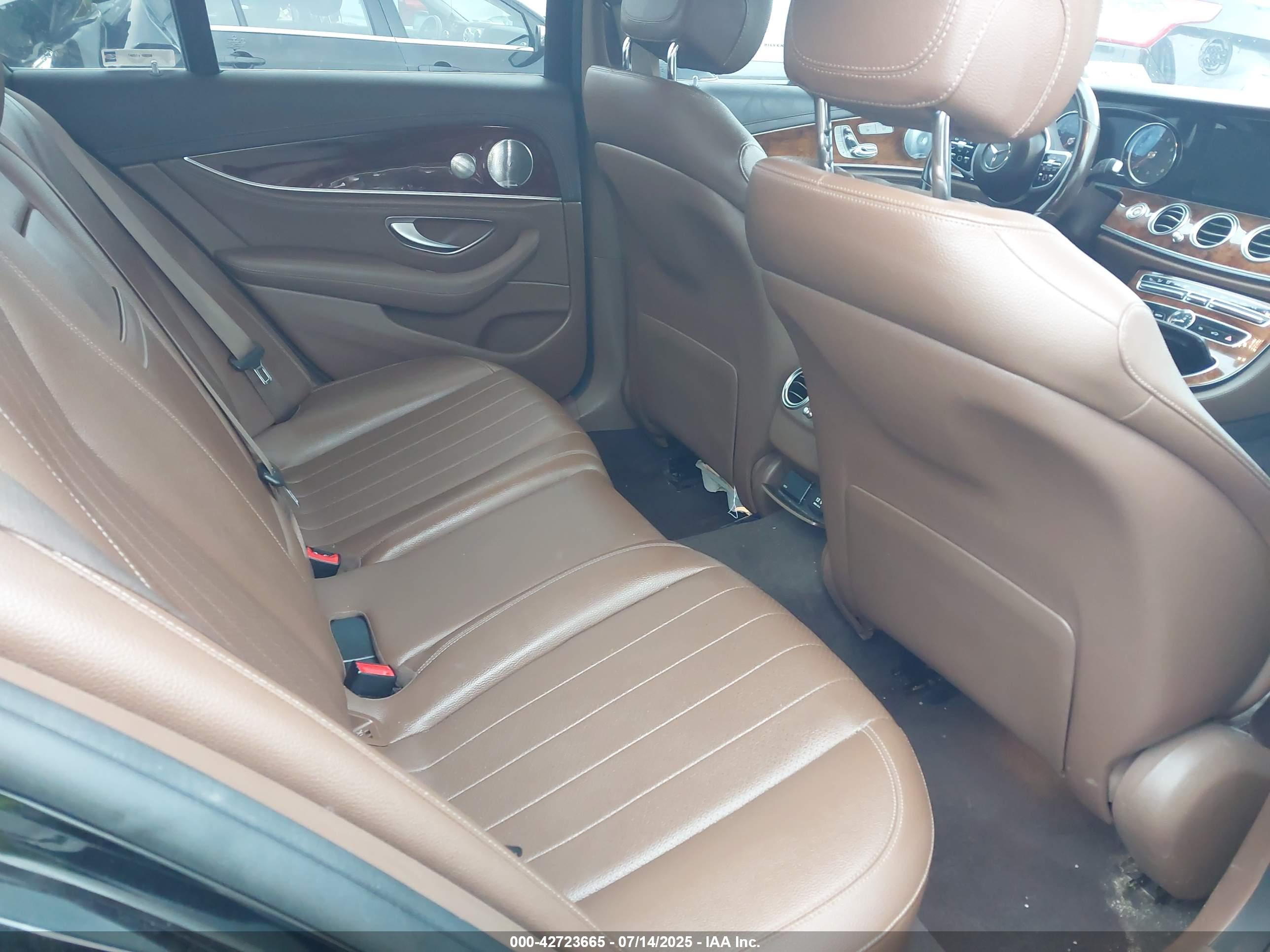 MERCEDES-BENZ E image 8