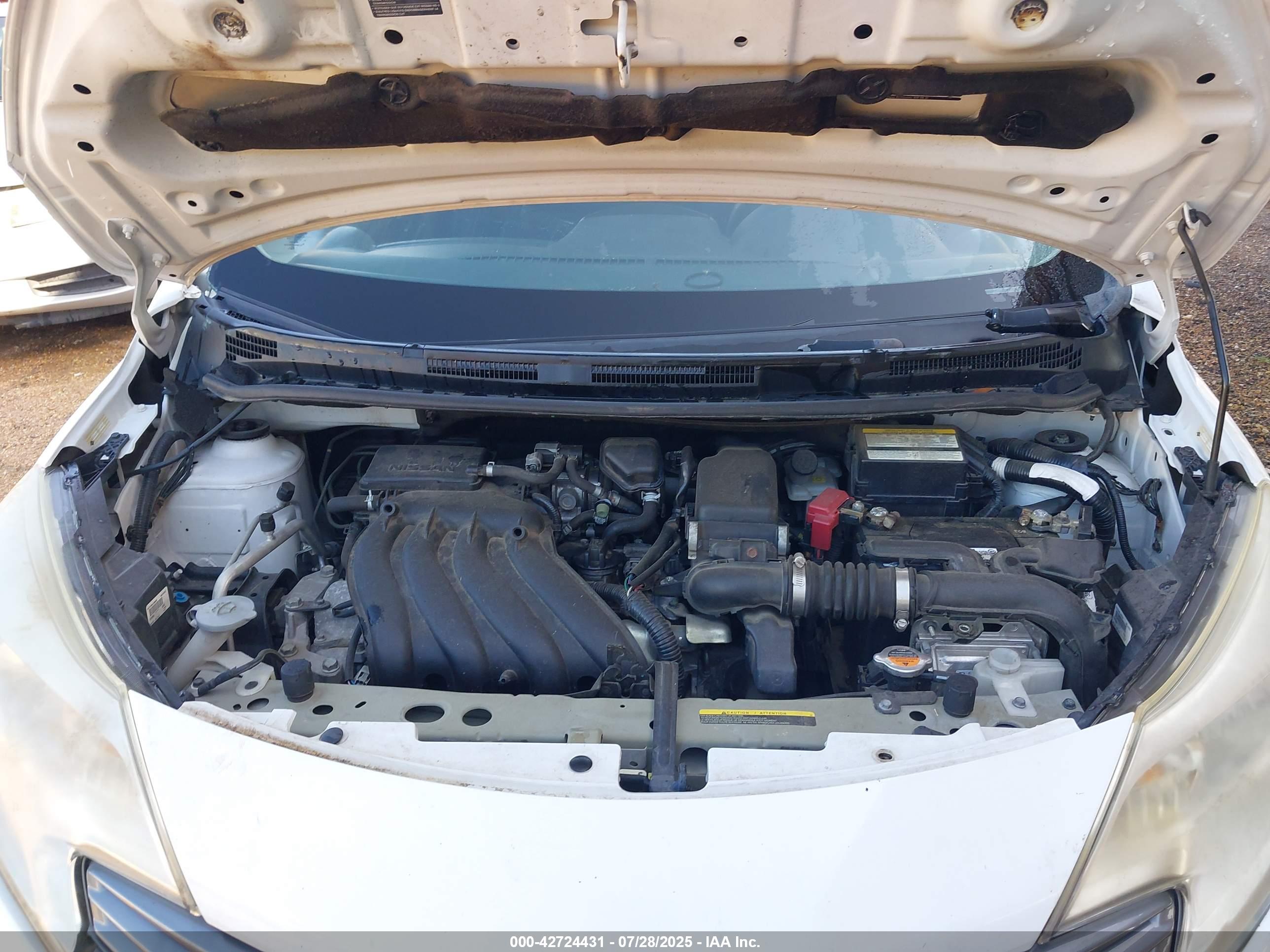 NISSAN VERSA image 10