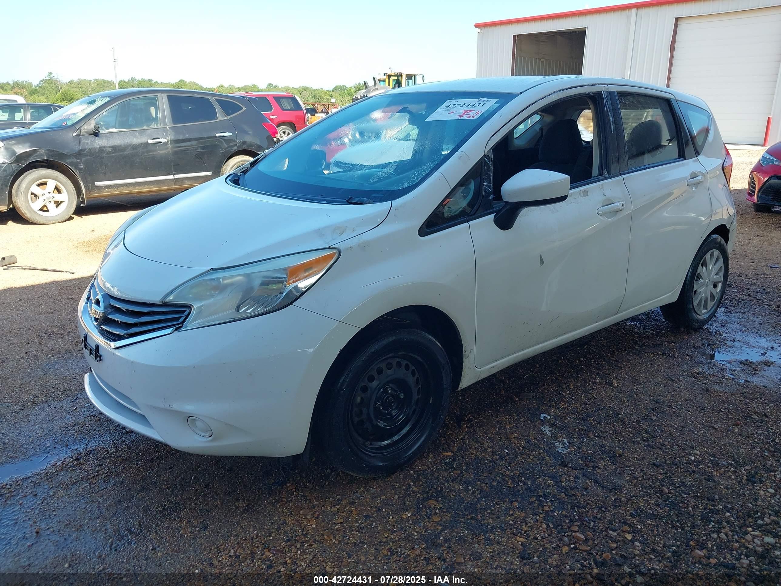 NISSAN VERSA image 2