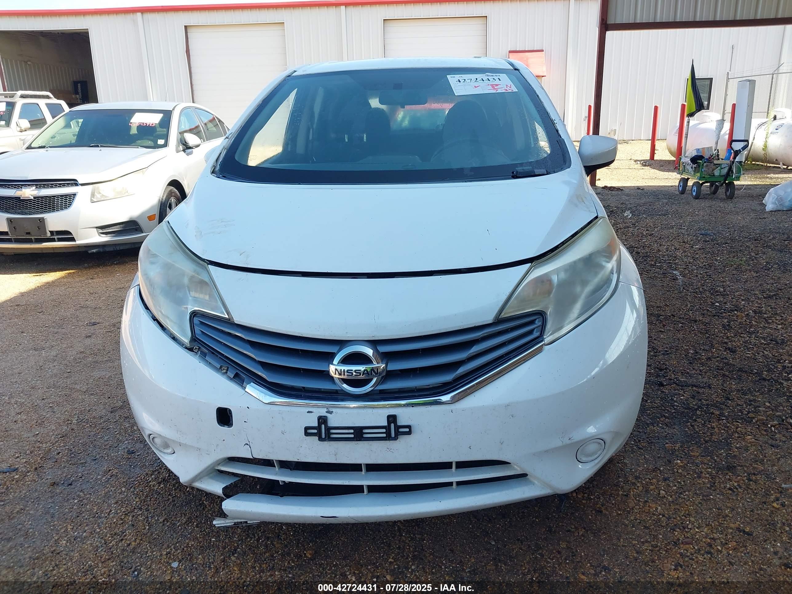 NISSAN VERSA image 6