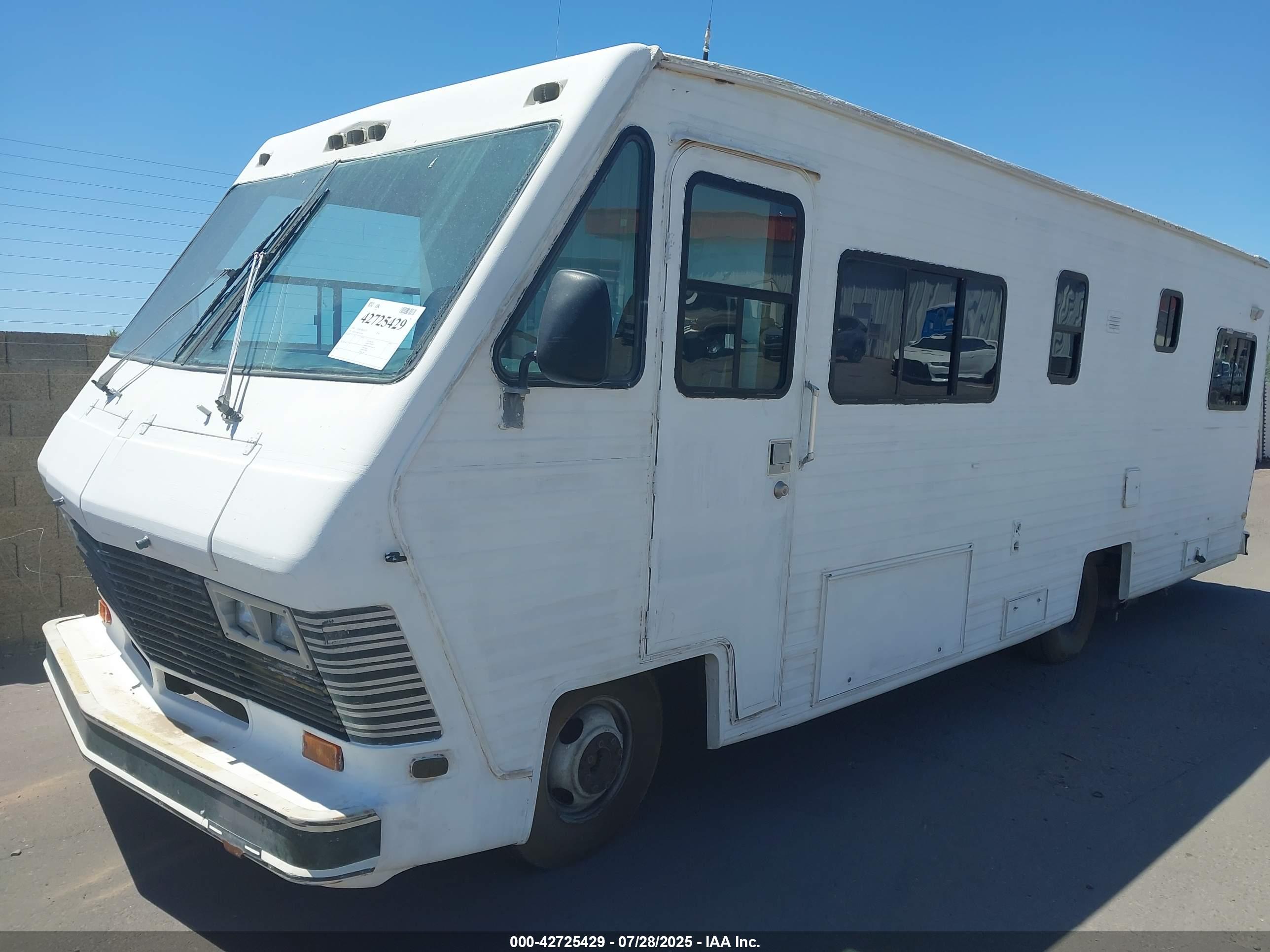 CHEVROLET P30 image 2