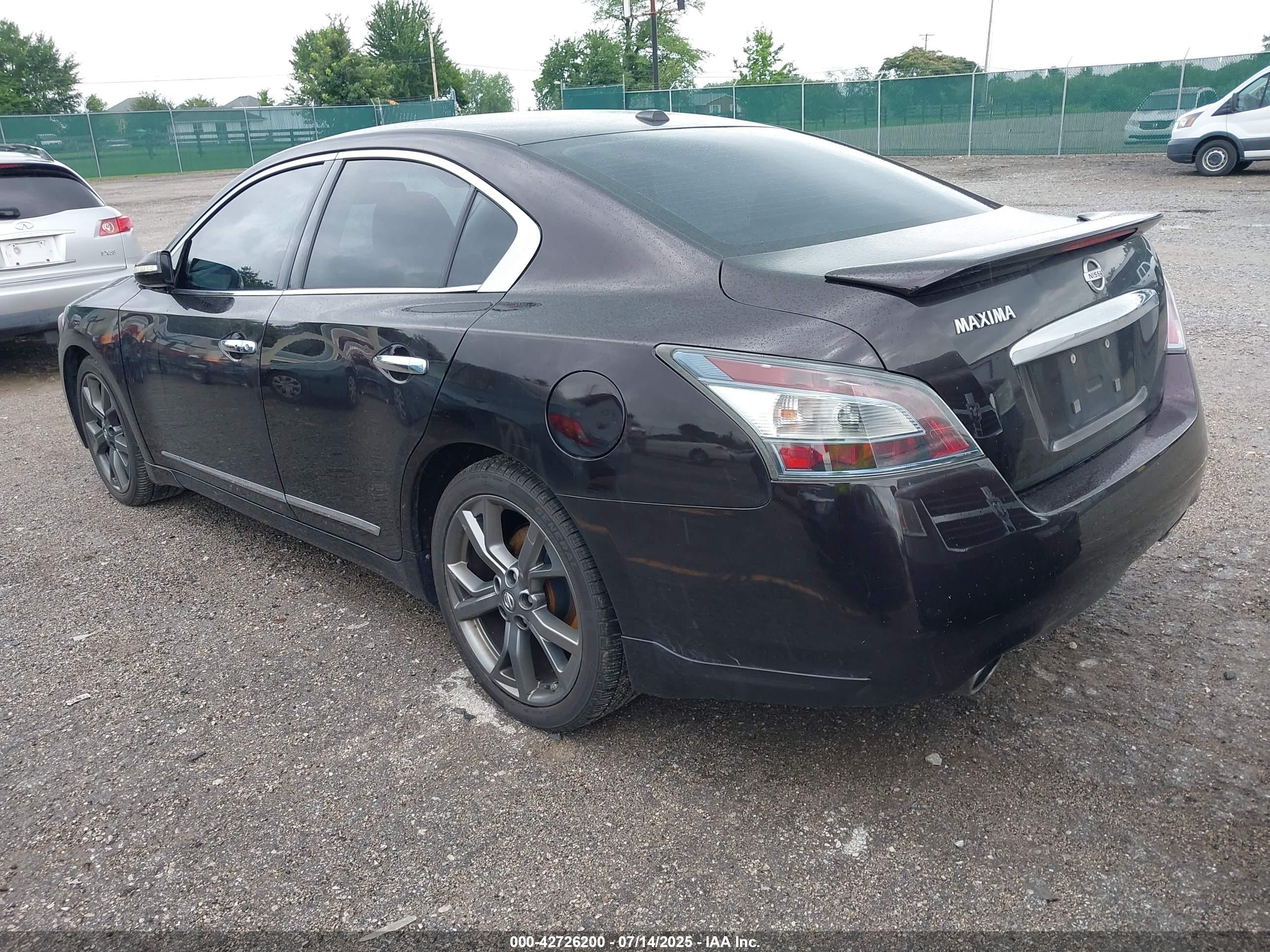 NISSAN MAXIMA image 3