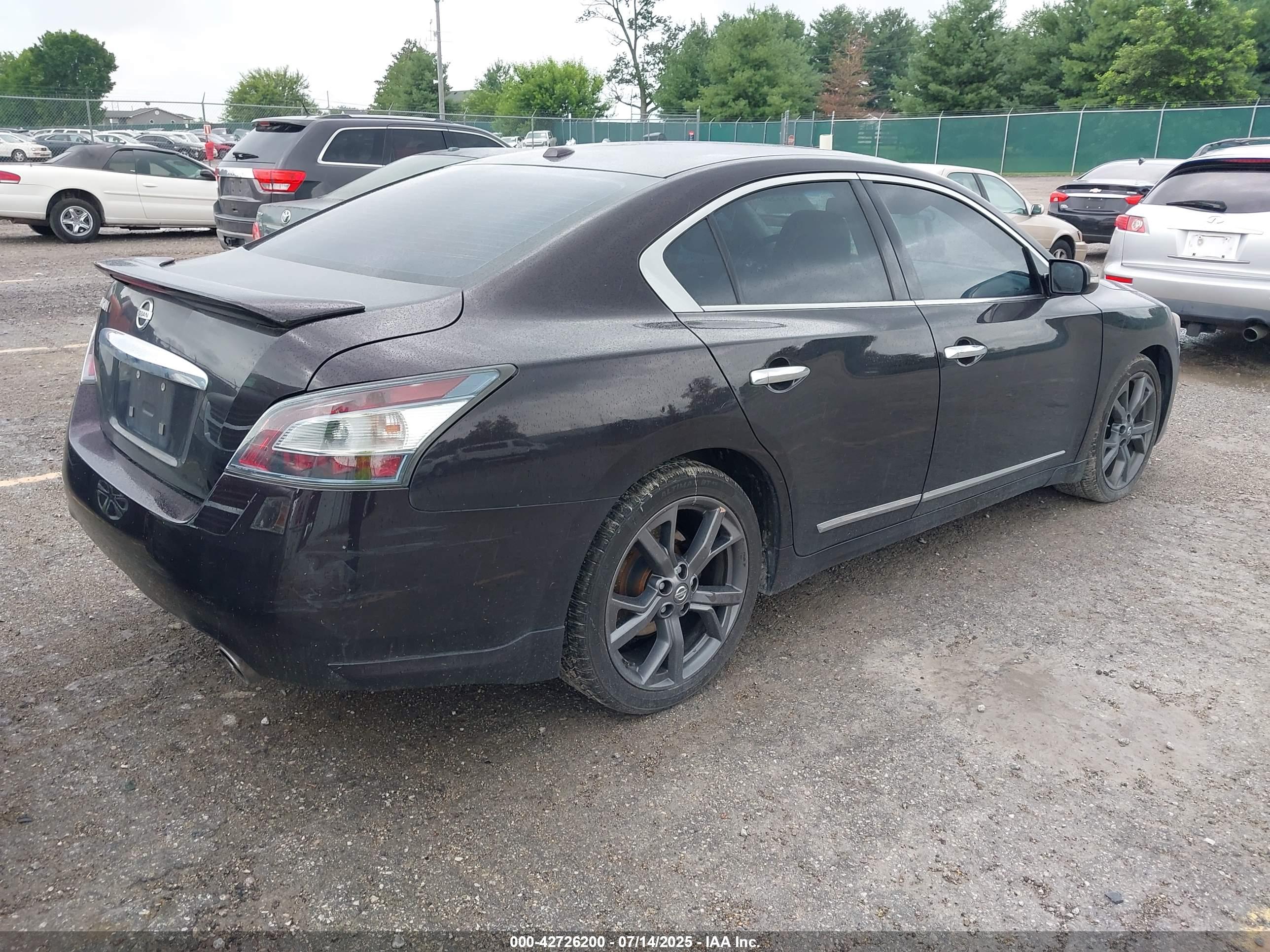 NISSAN MAXIMA image 4
