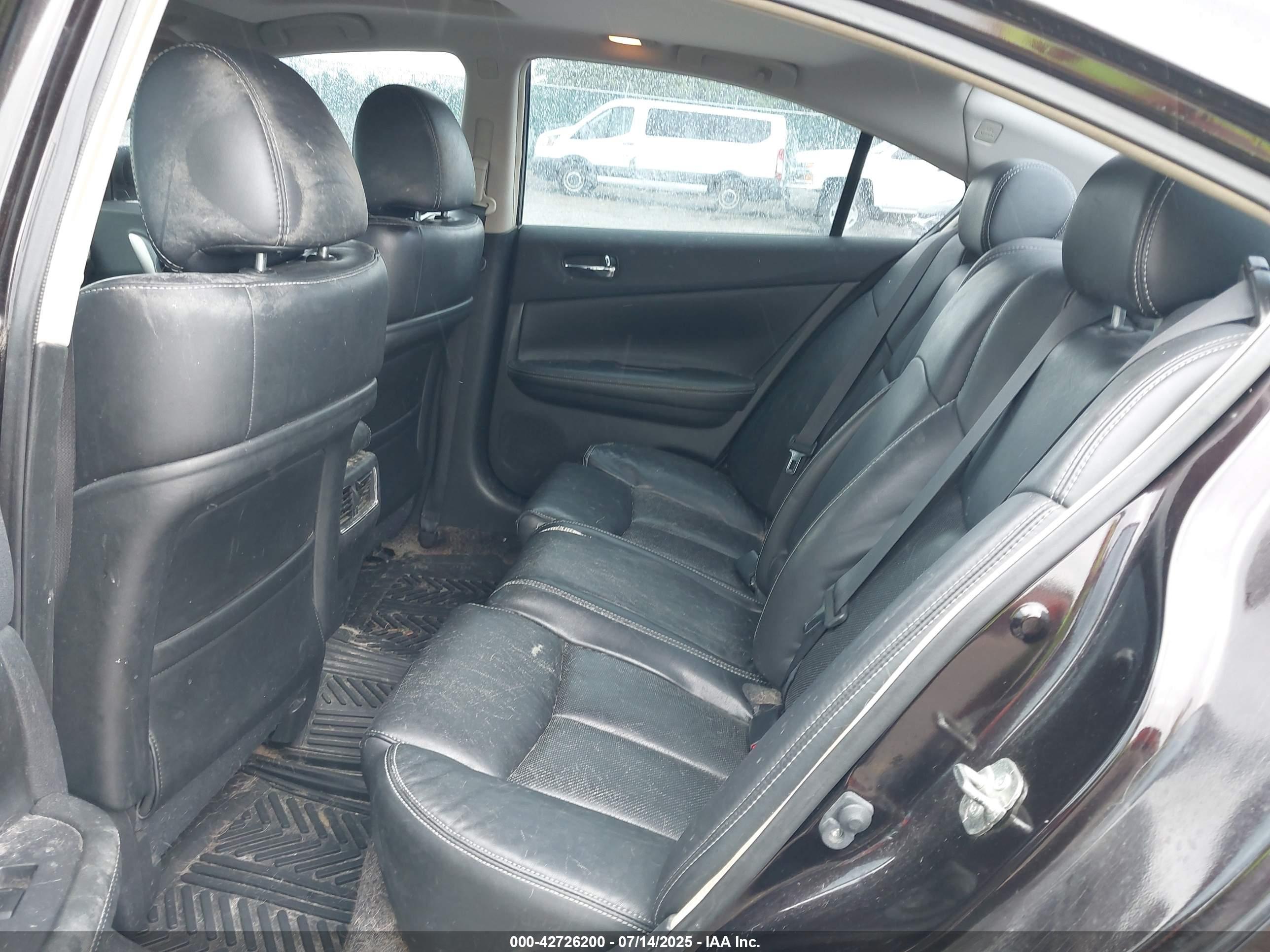 NISSAN MAXIMA image 8