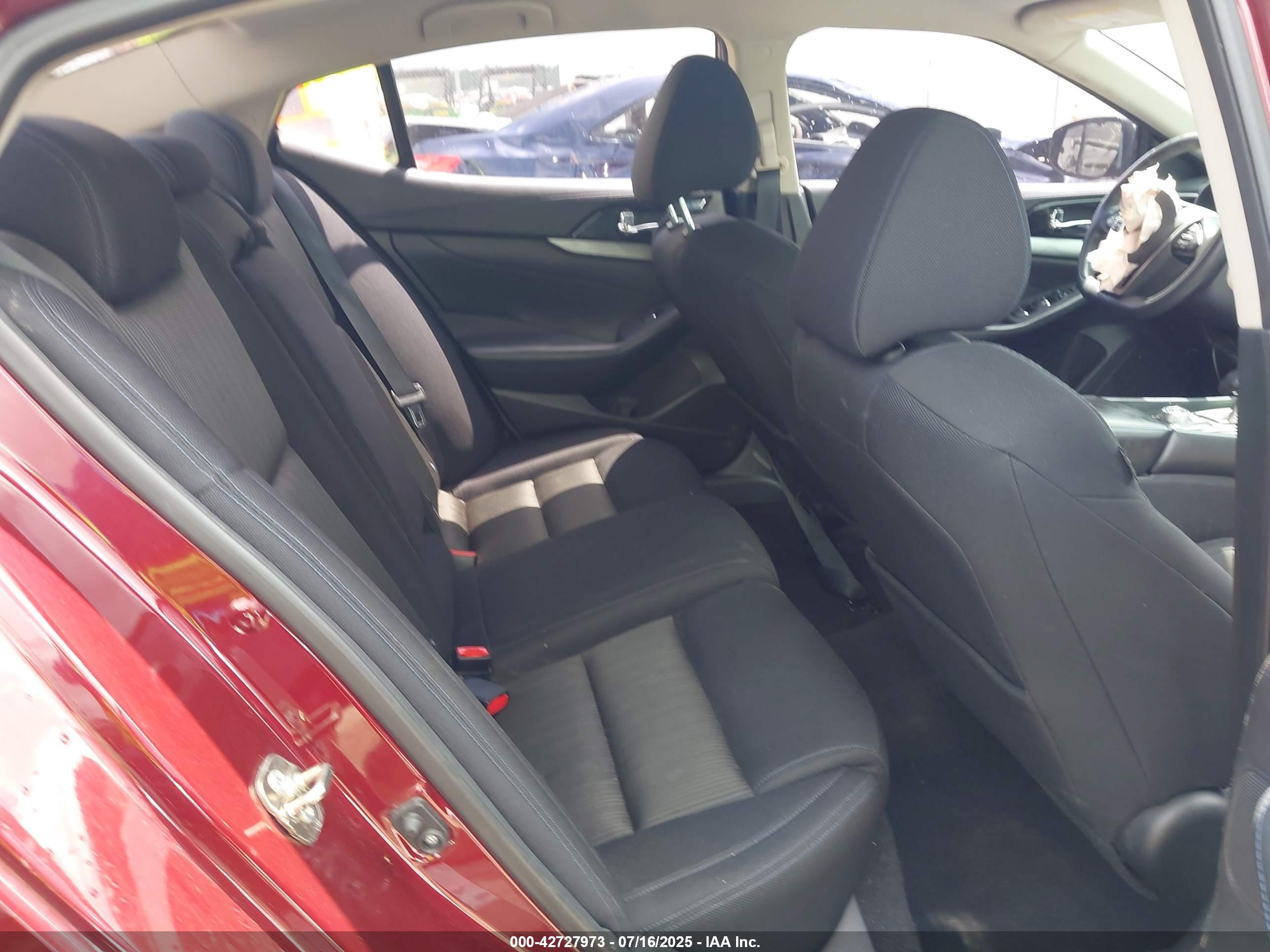 NISSAN MAXIMA image 8