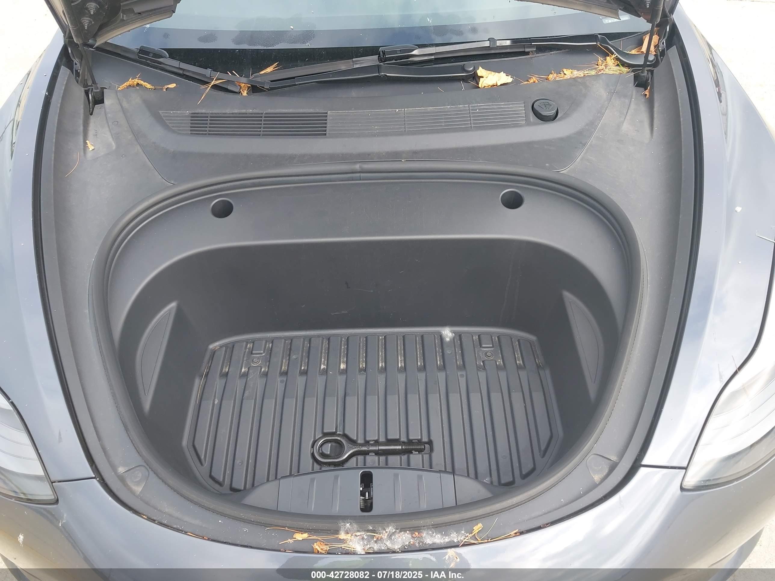 TESLA MODEL image 10