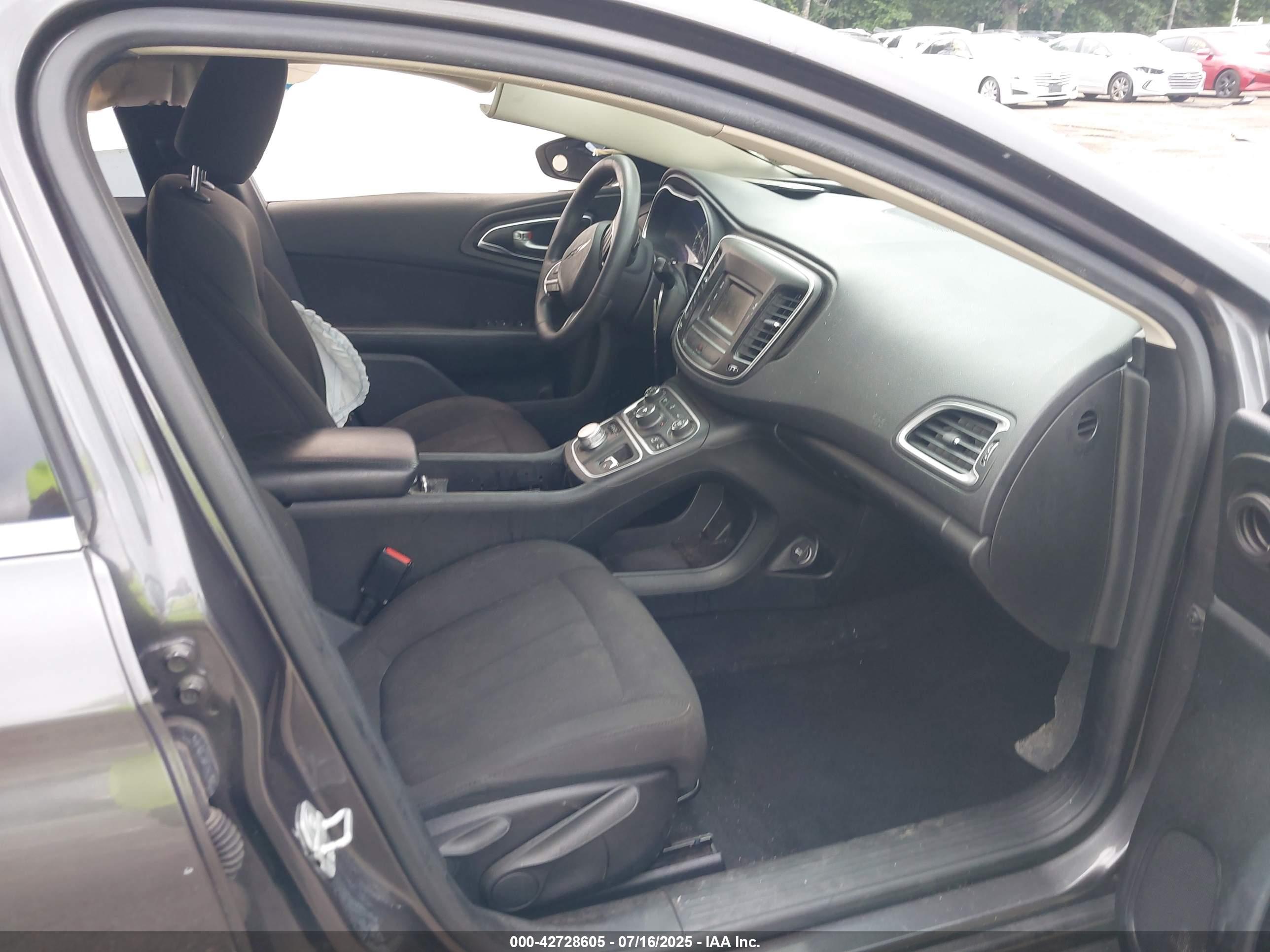 CHRYSLER 200 image 5