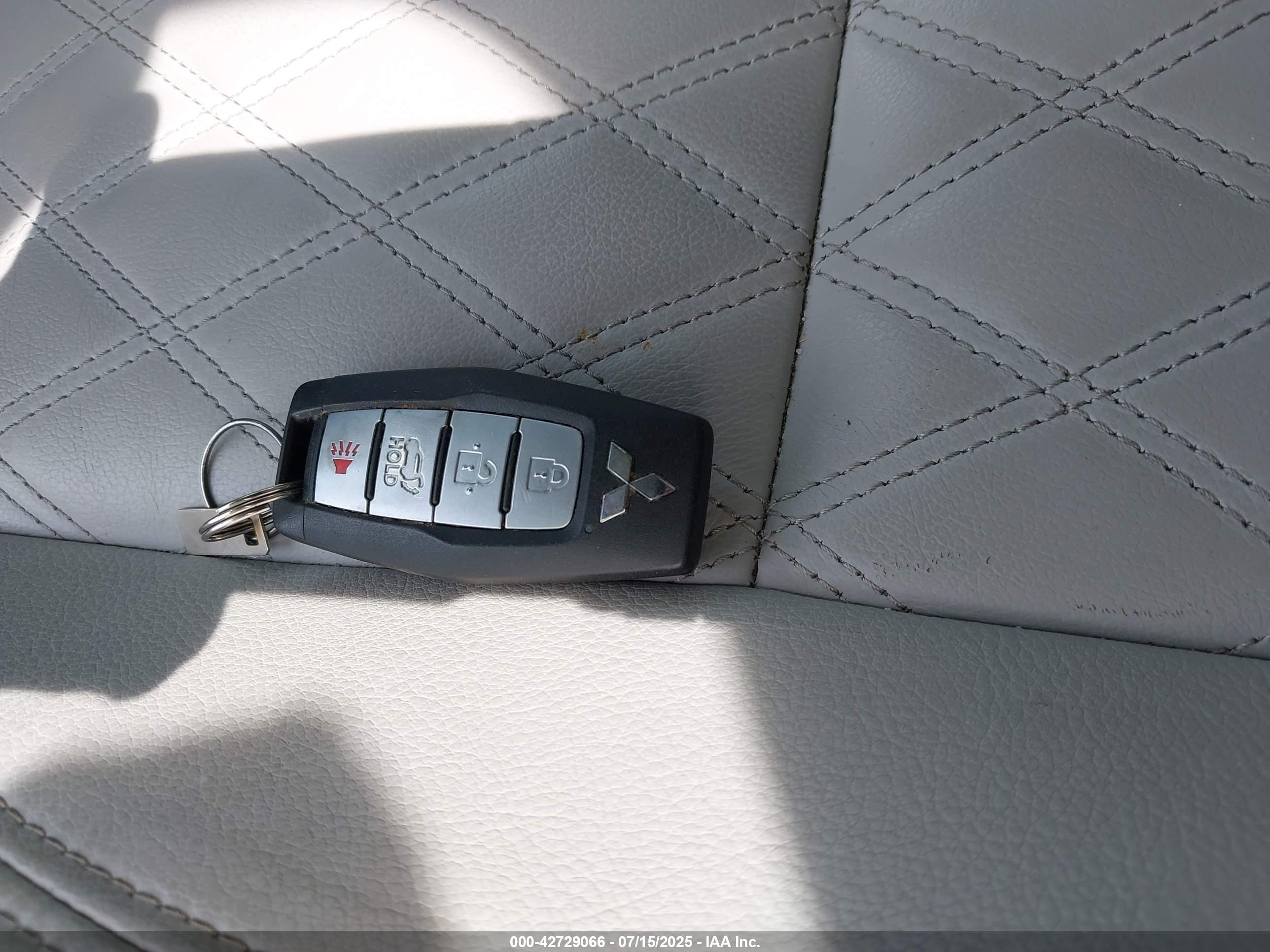 MITSUBISHI OUTLANDER image 11