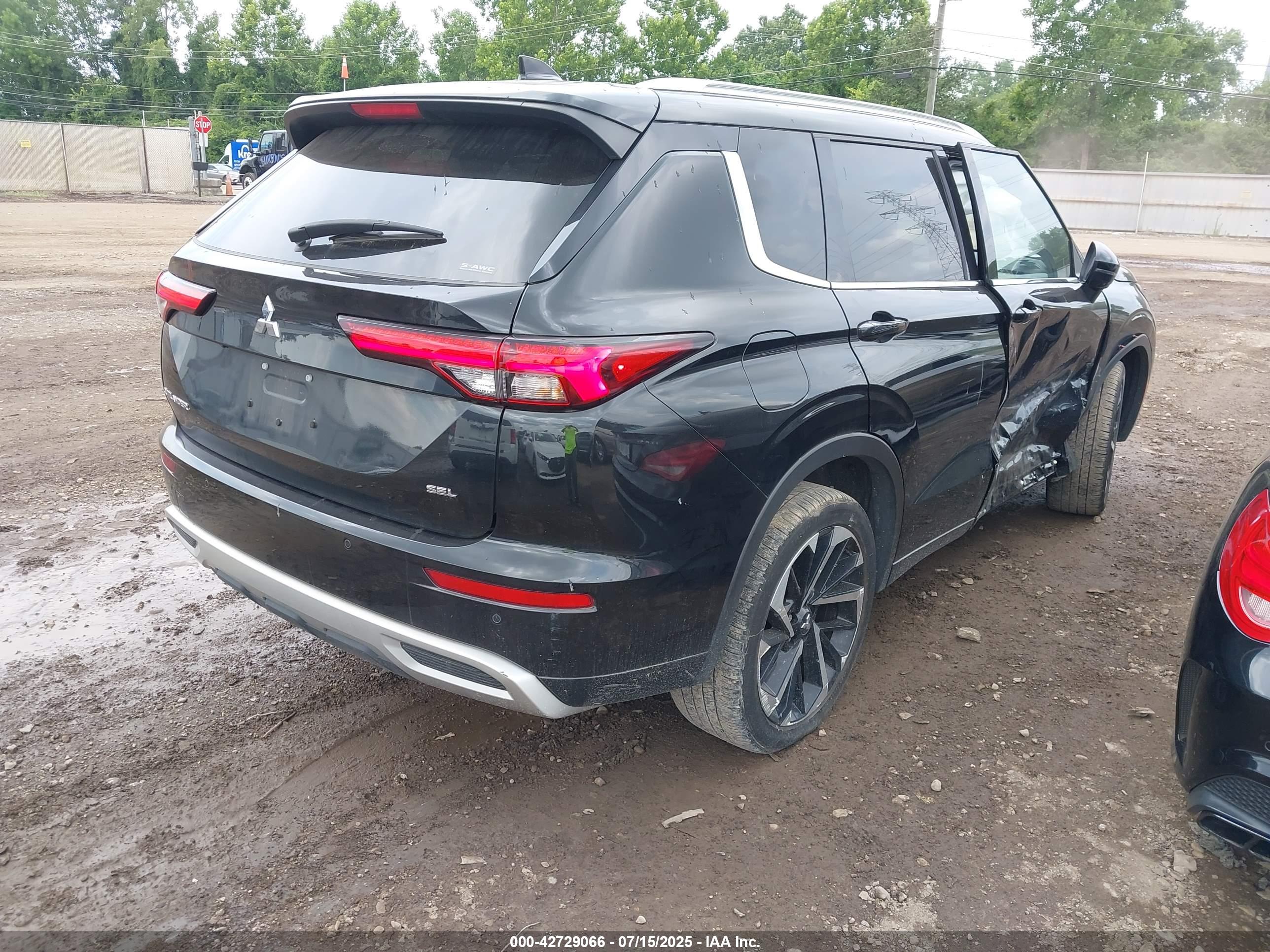 MITSUBISHI OUTLANDER image 4