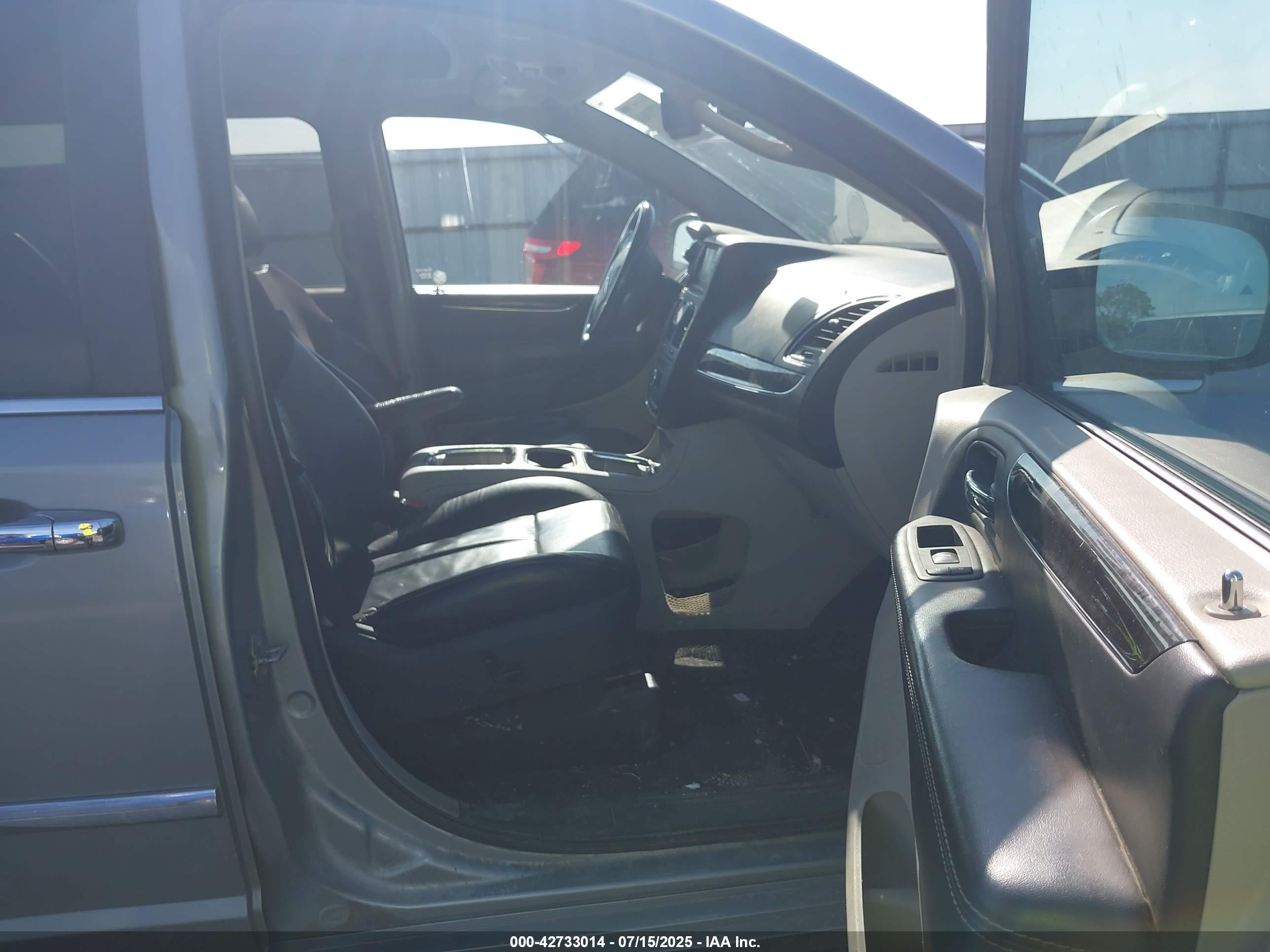 CHRYSLER TOWN image 5