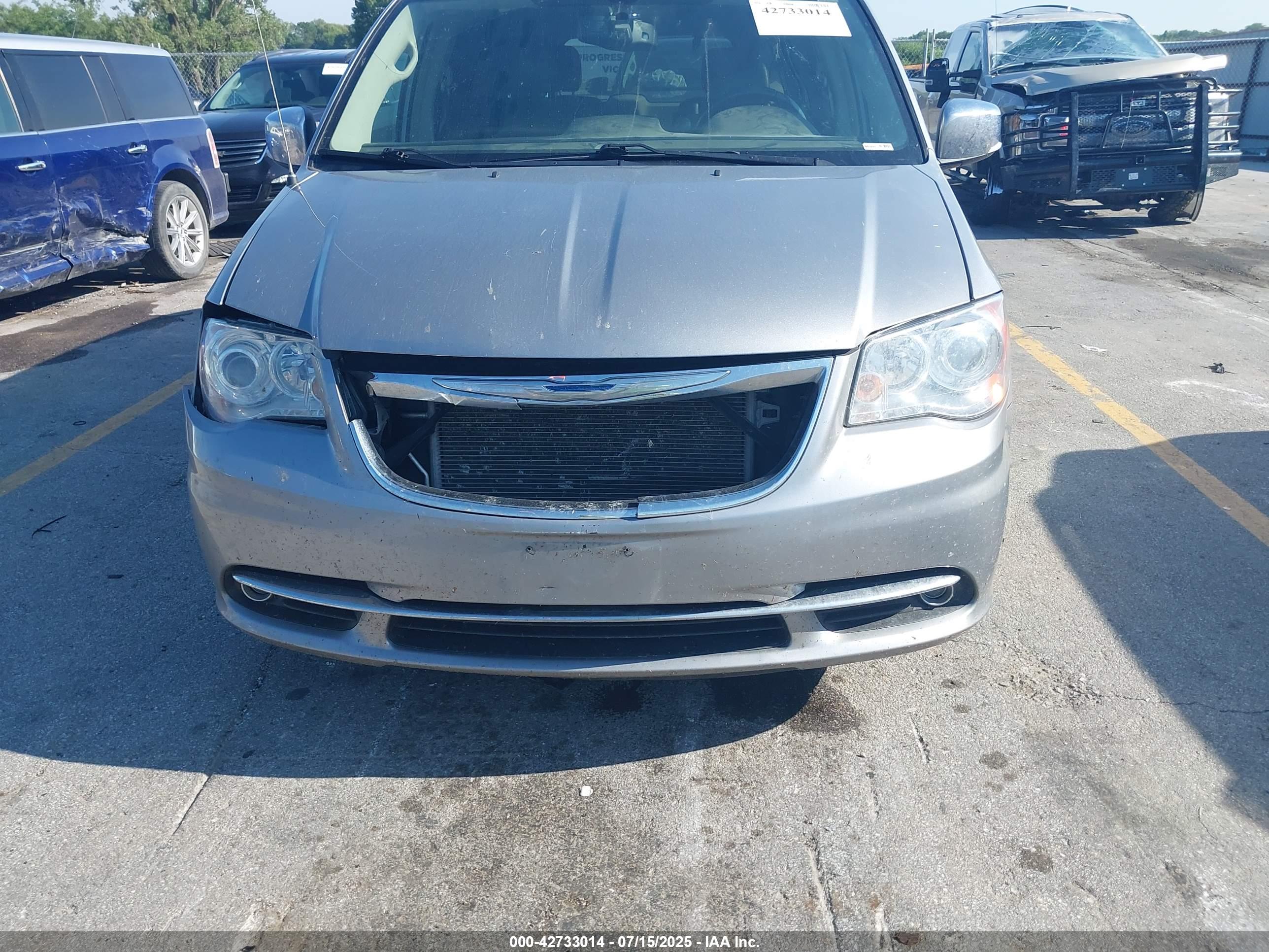 CHRYSLER TOWN image 6