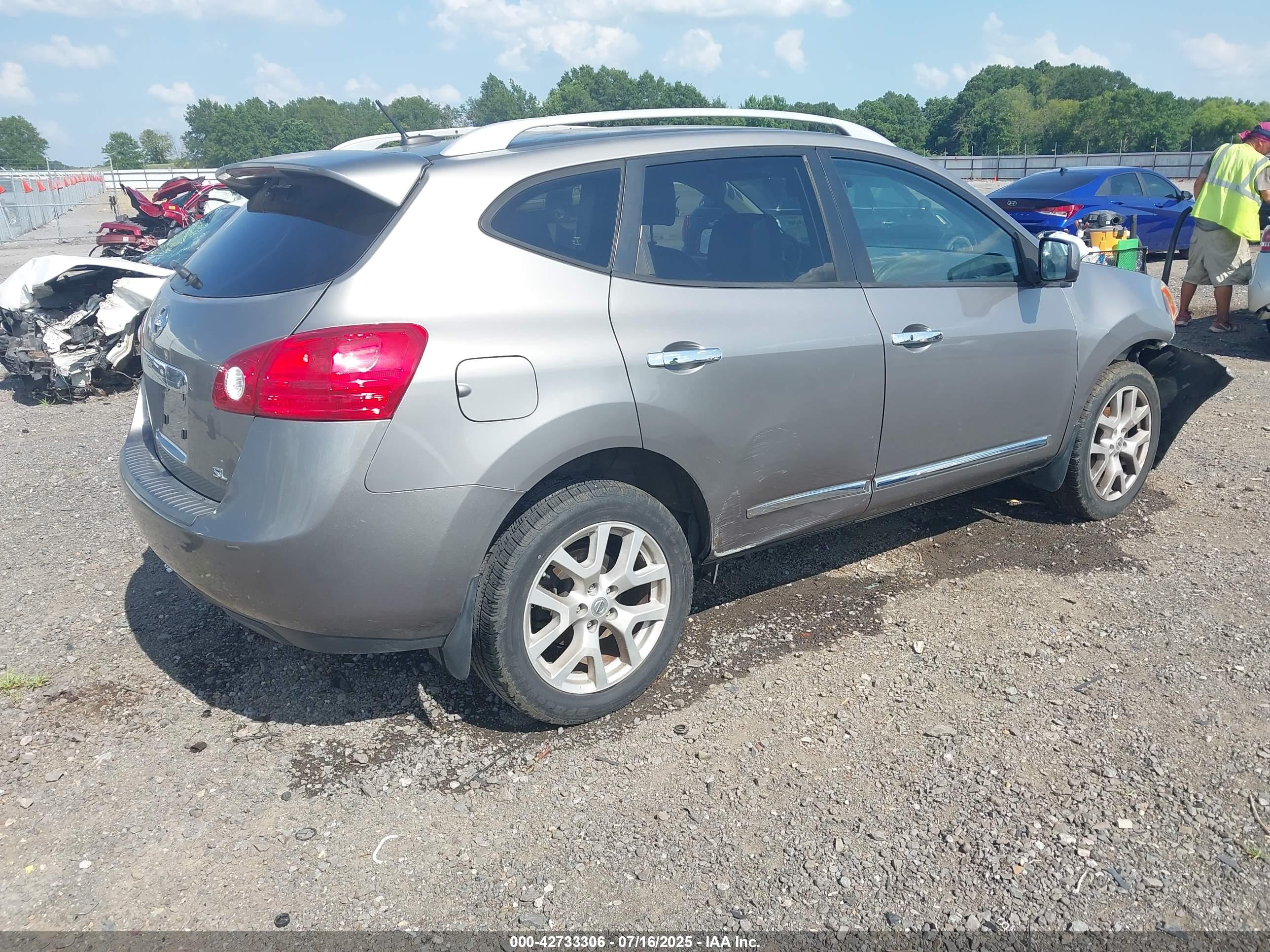 NISSAN ROGUE image 4