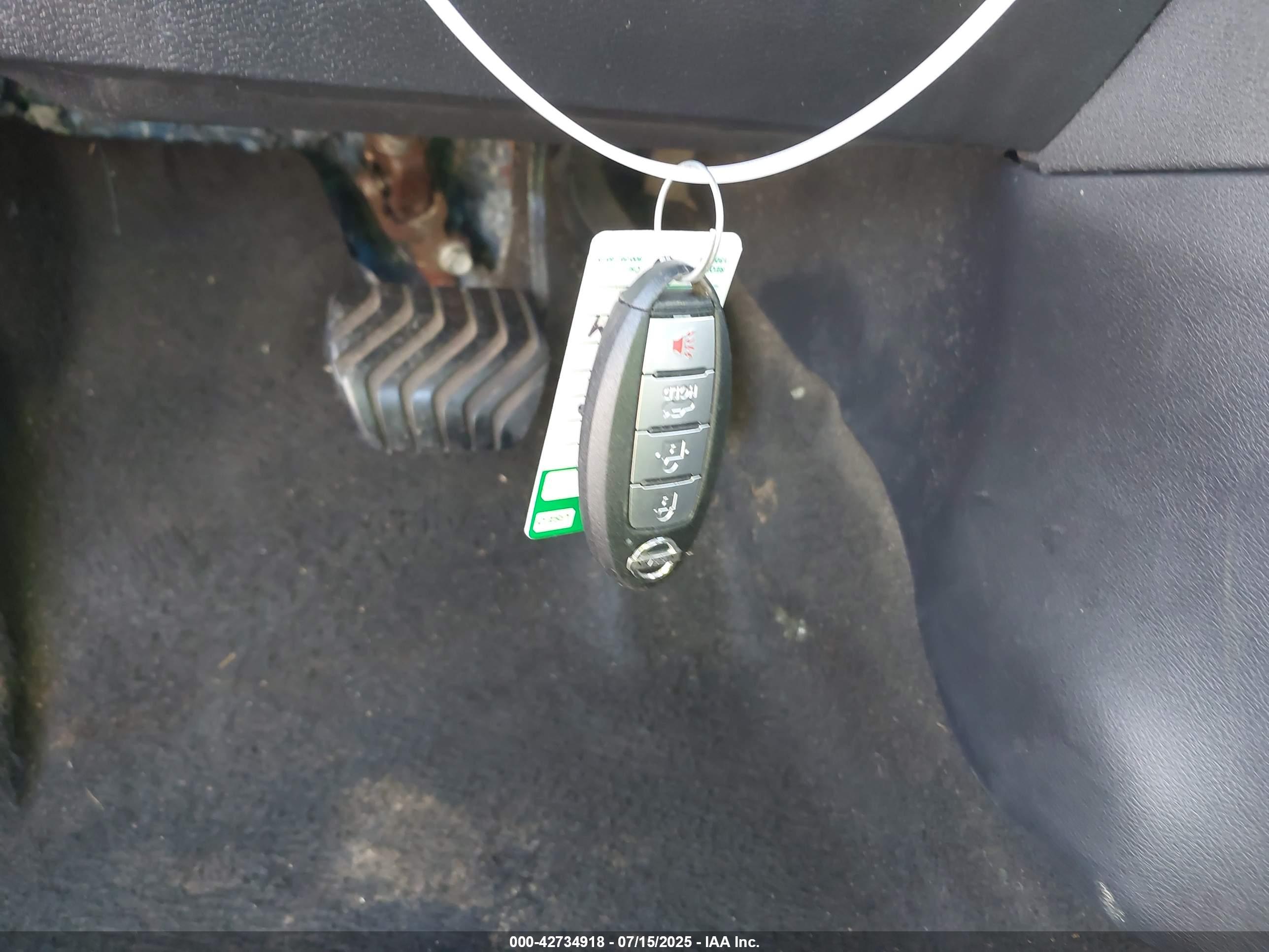 NISSAN VERSA image 11