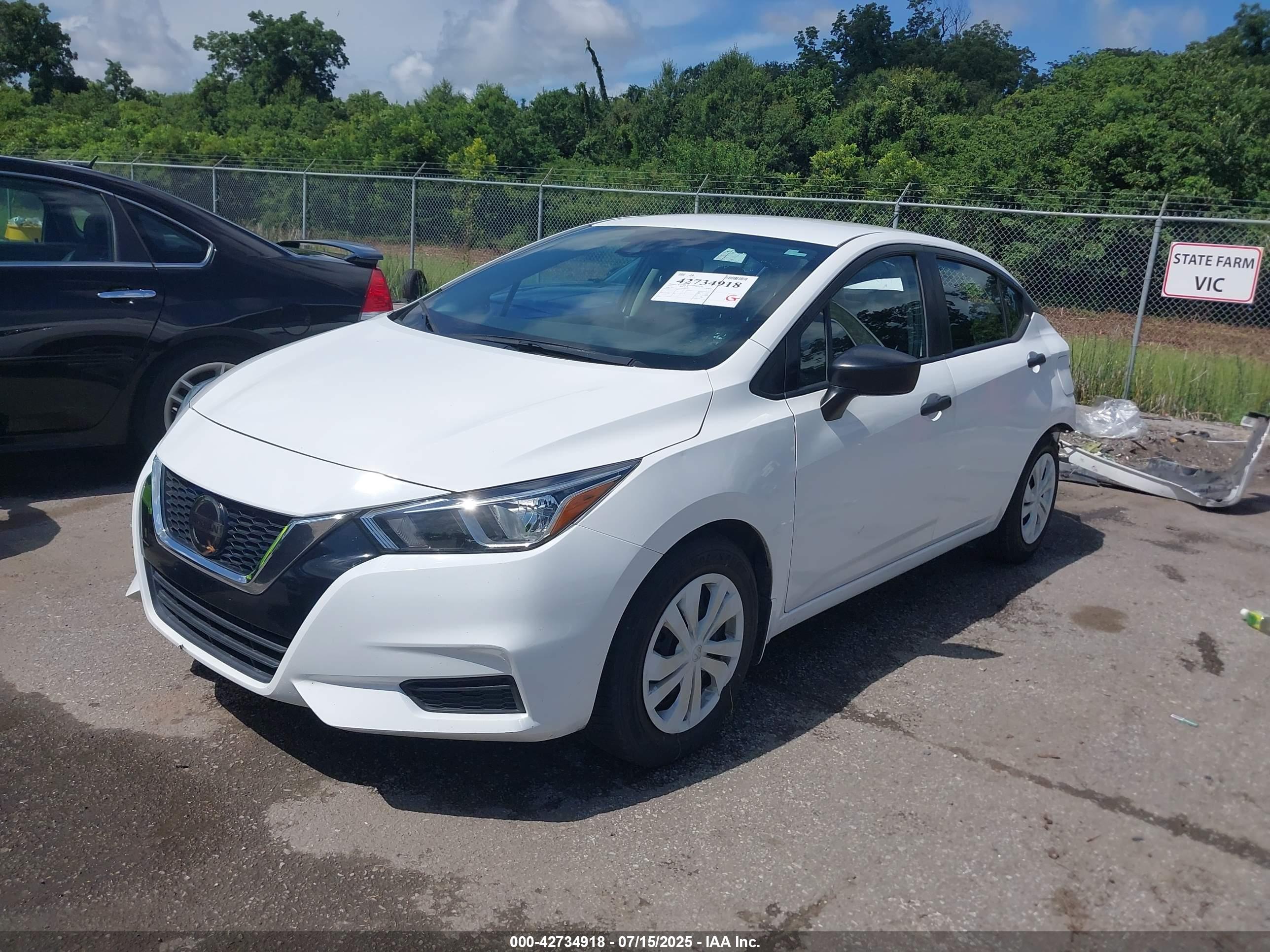 NISSAN VERSA image 2