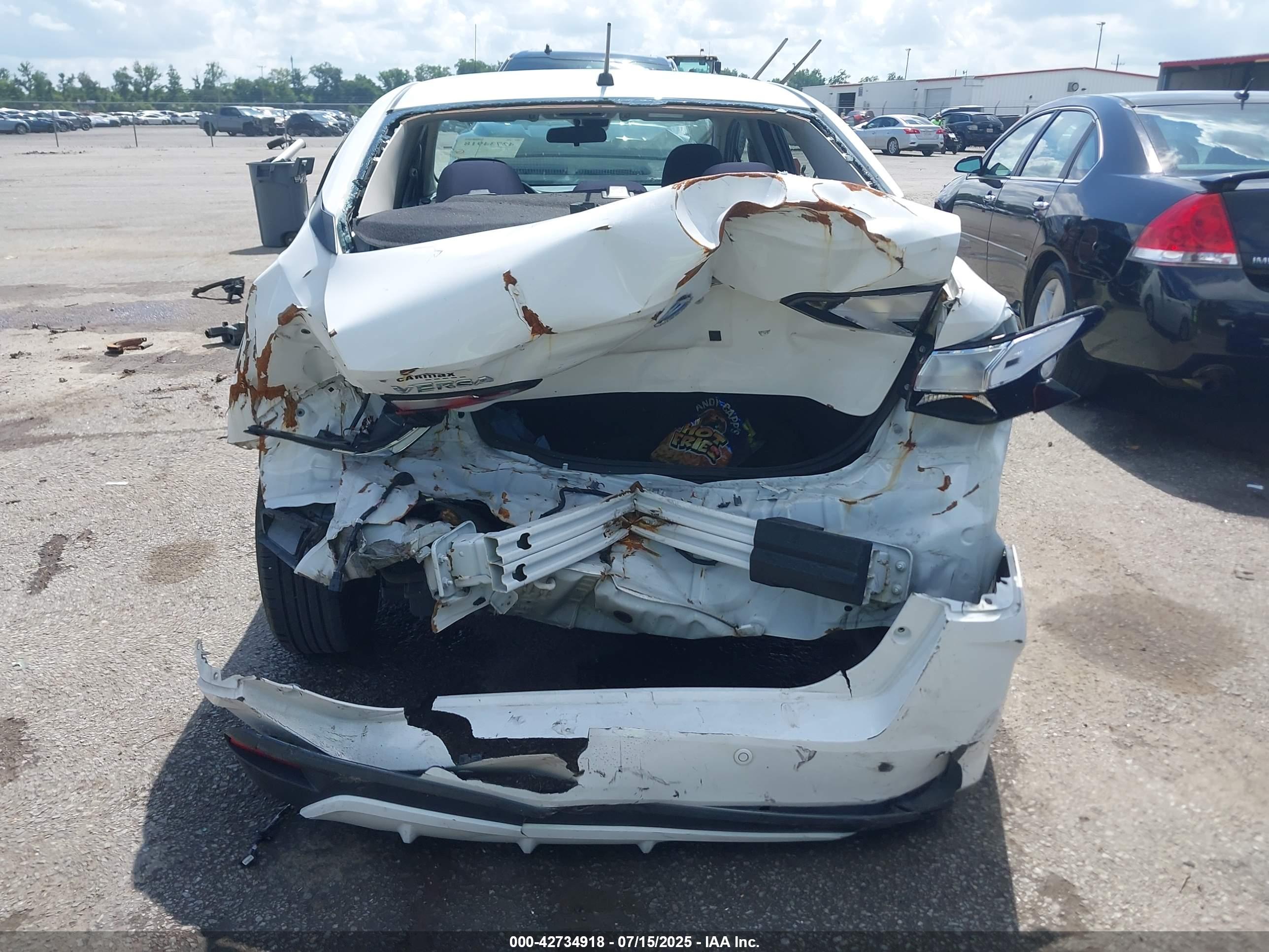 NISSAN VERSA image 6