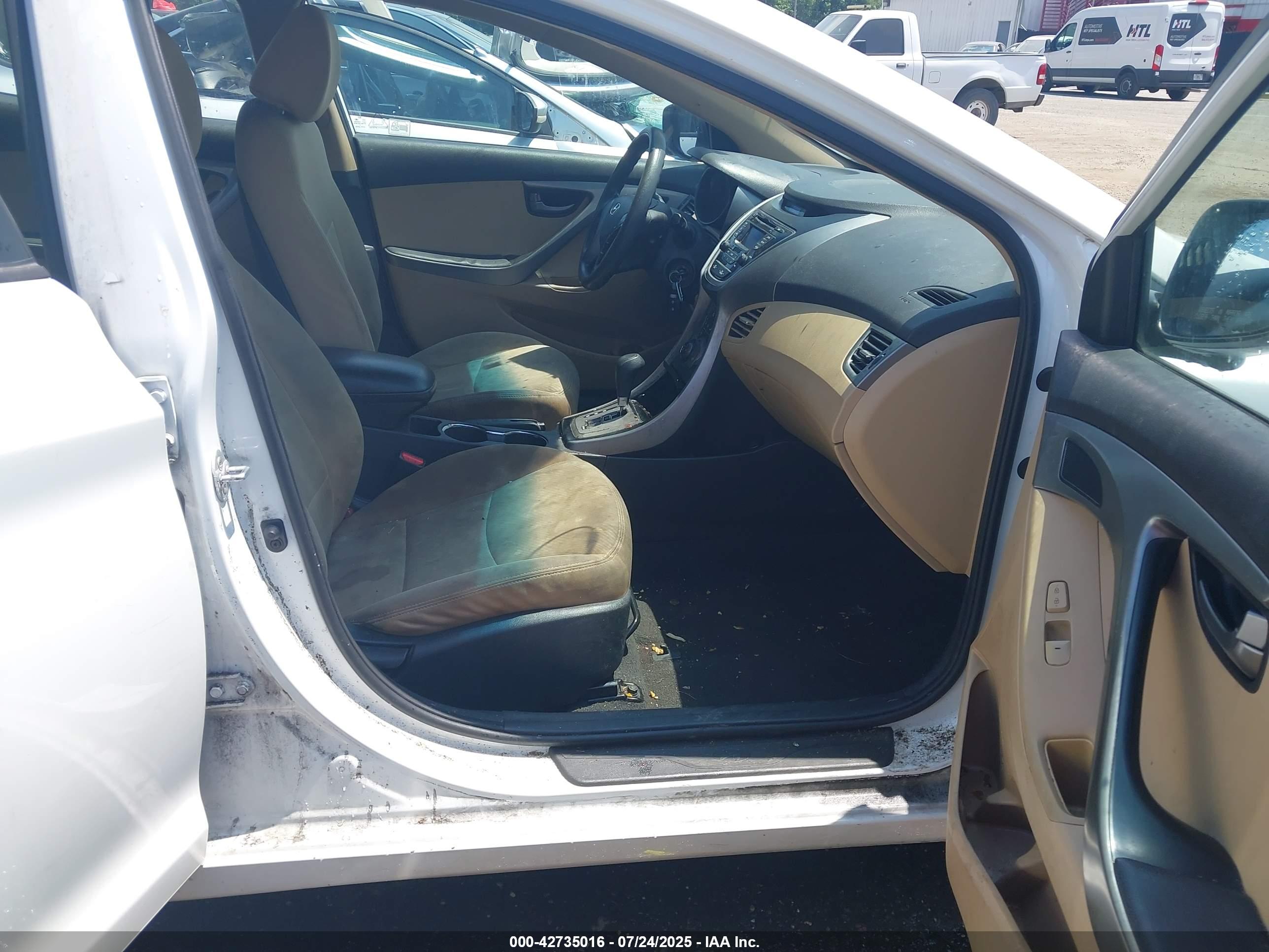 HYUNDAI ELANTRA image 5