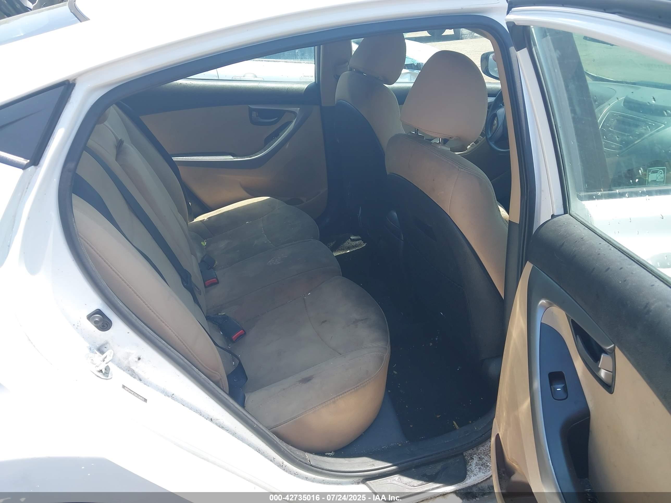 HYUNDAI ELANTRA image 8