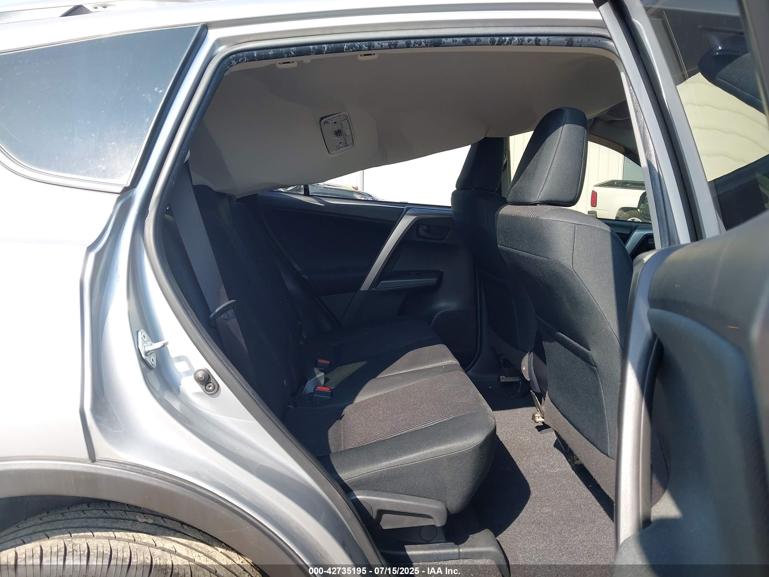 TOYOTA RAV4 image 8