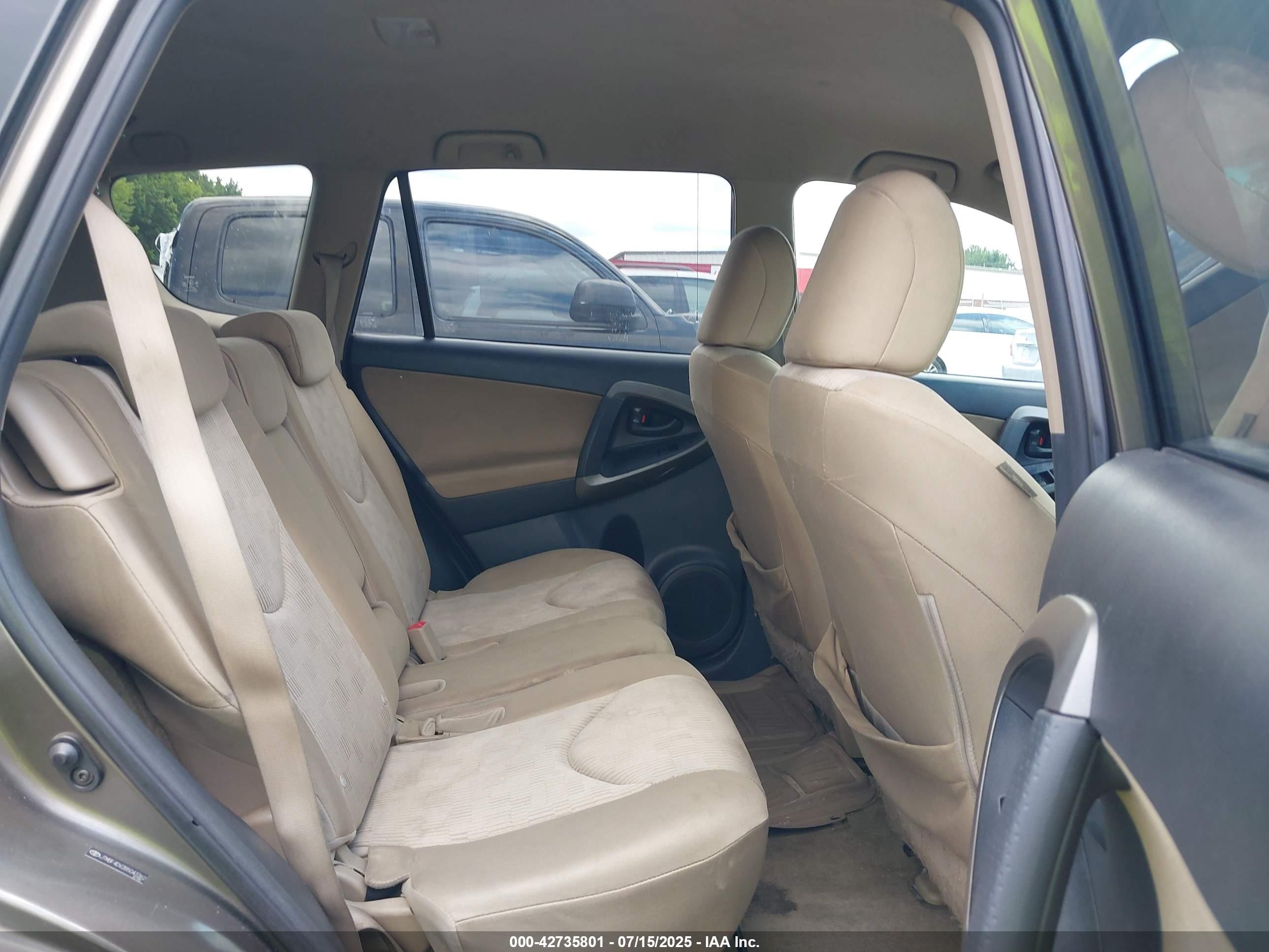 TOYOTA RAV4 image 8