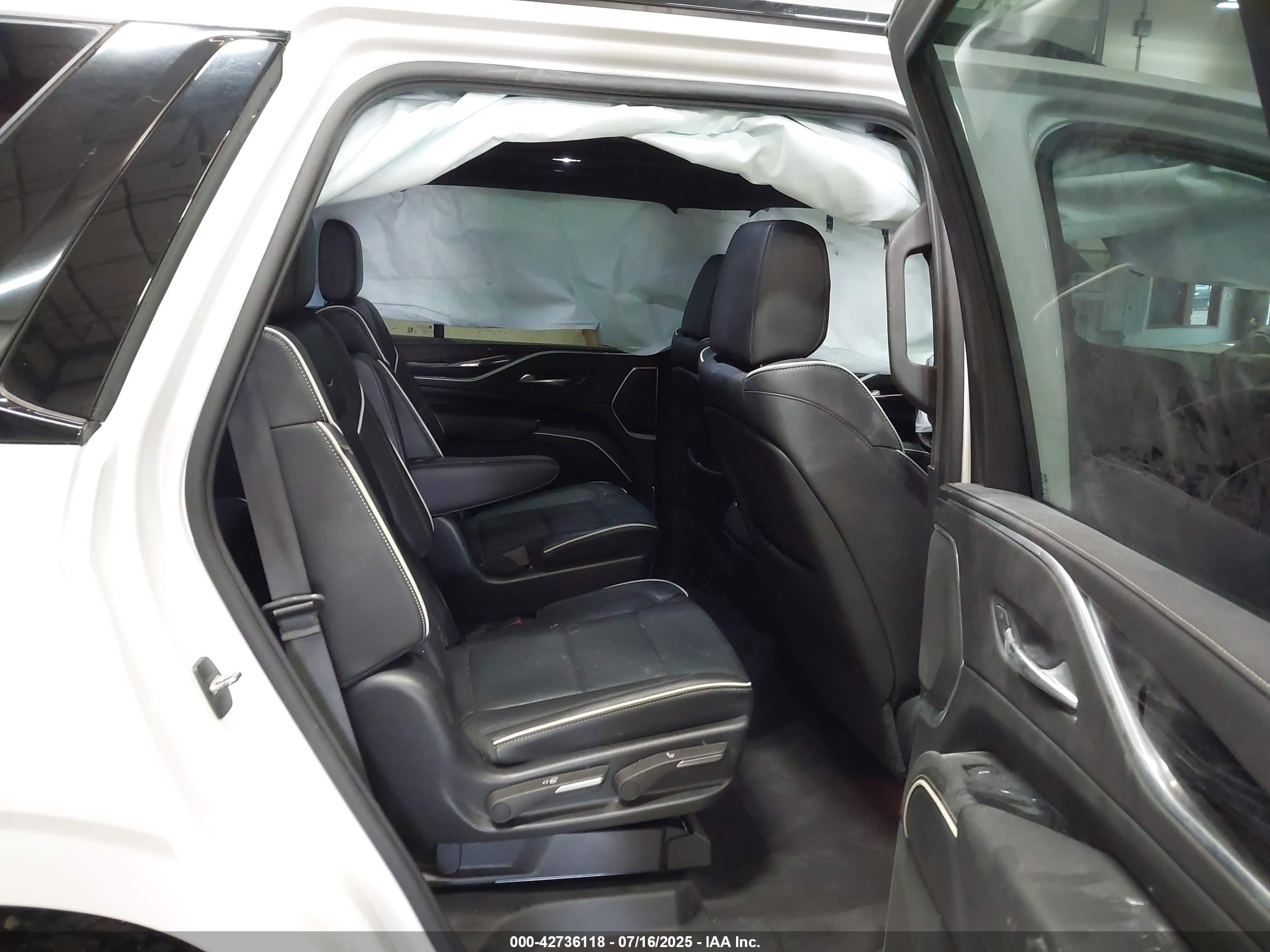 CADILLAC ESCALADE image 8