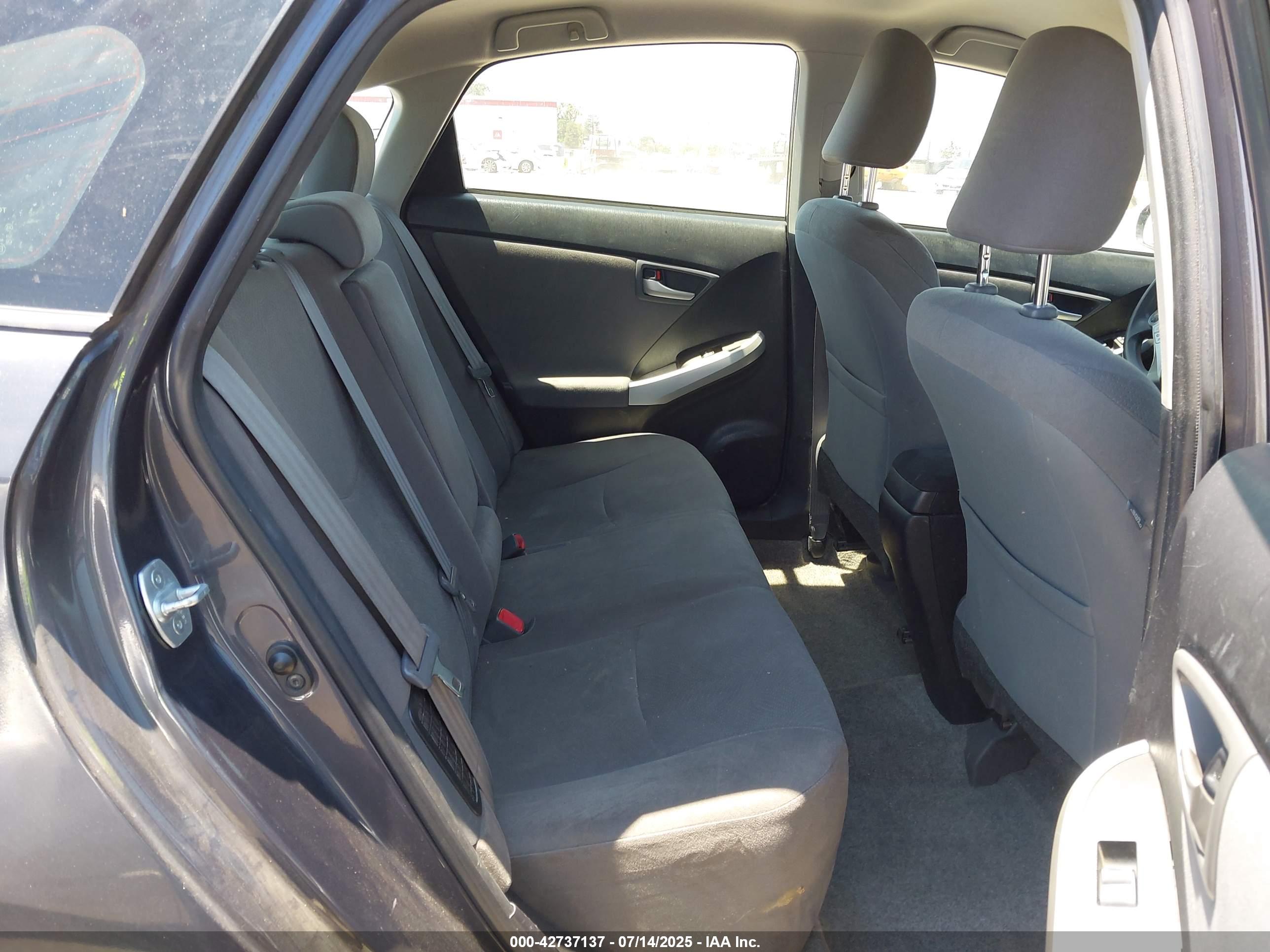 TOYOTA PRIUS image 8