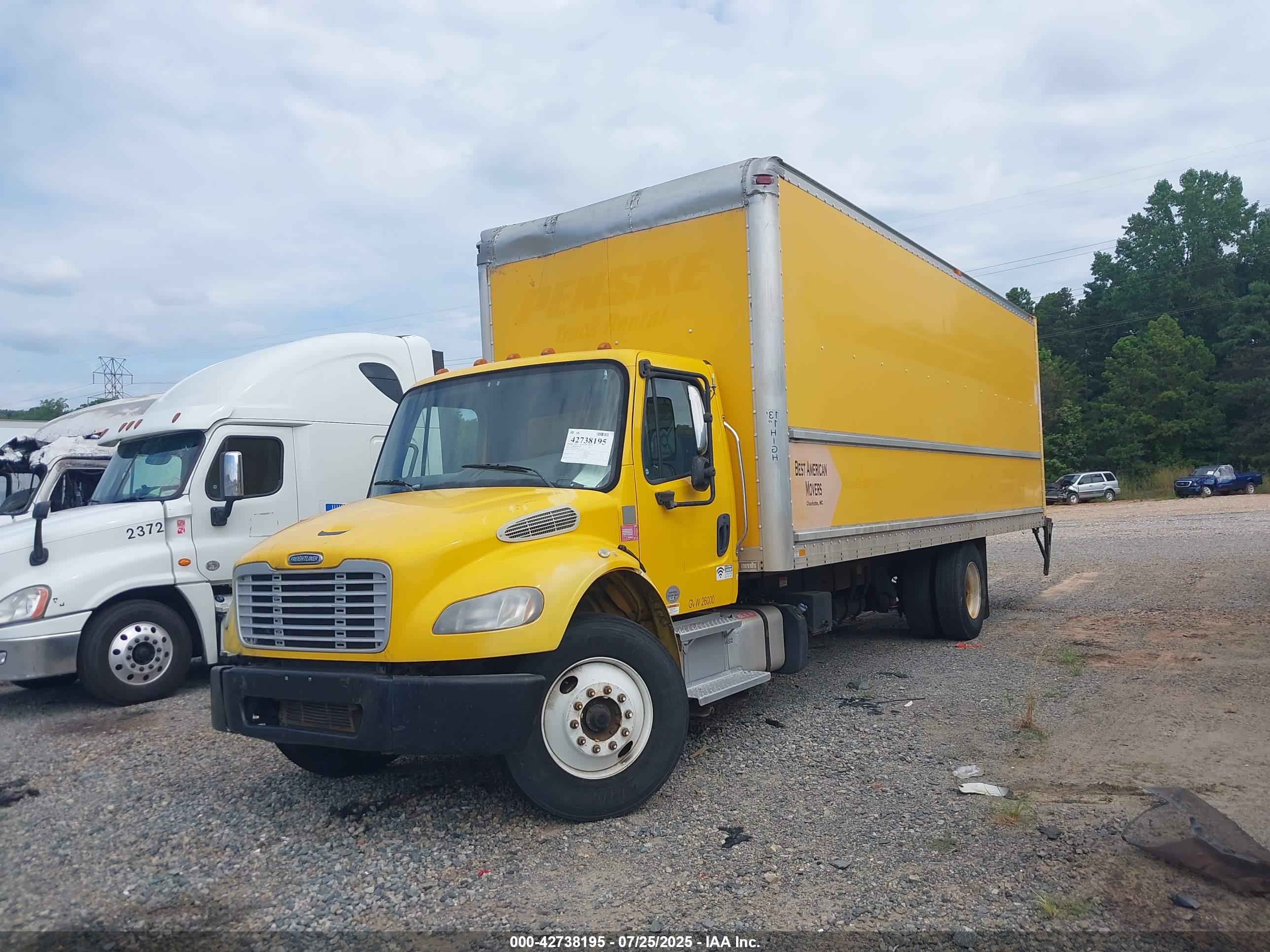 FREIGHTLINER M2 image 2
