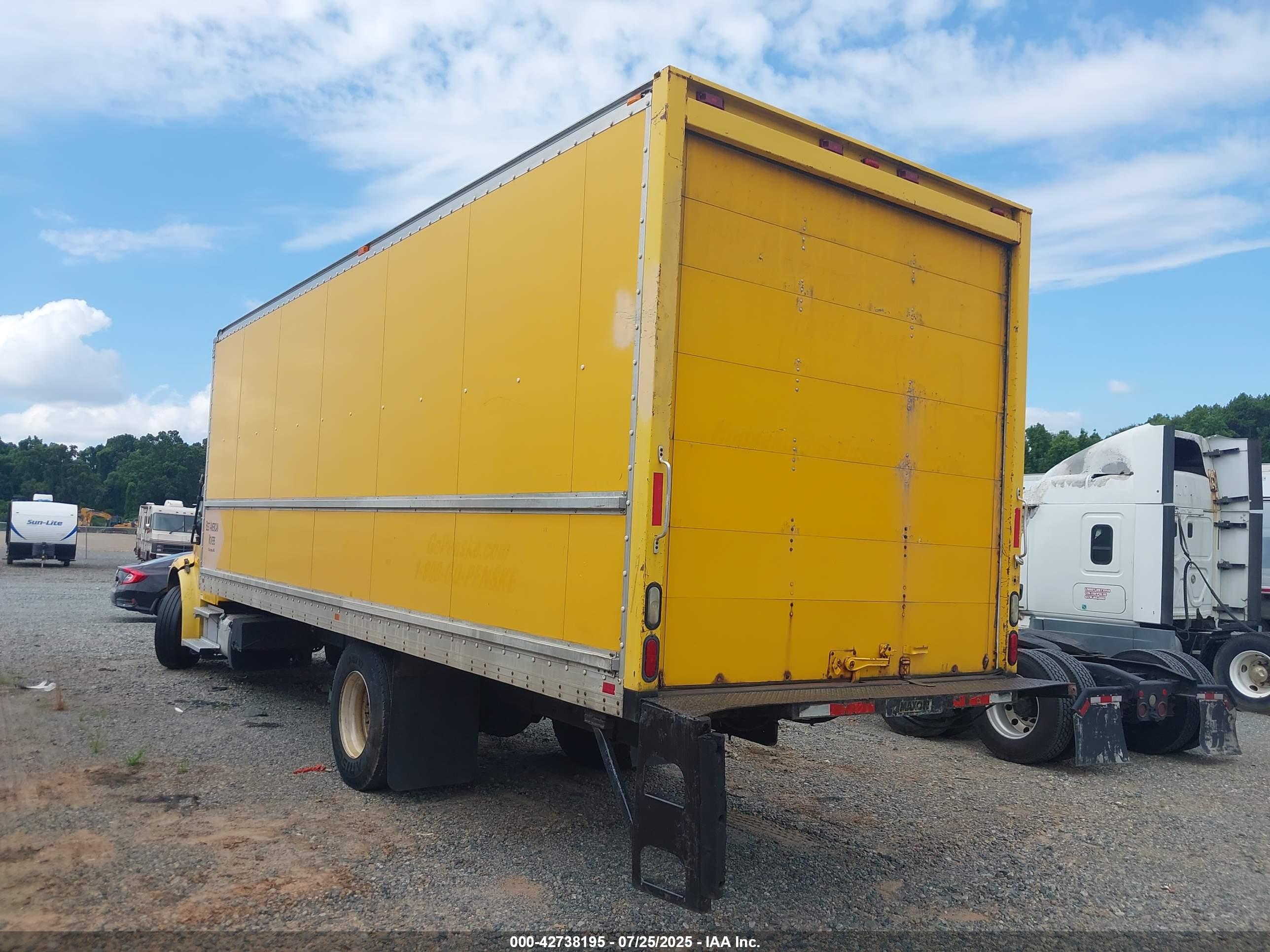 FREIGHTLINER M2 image 3