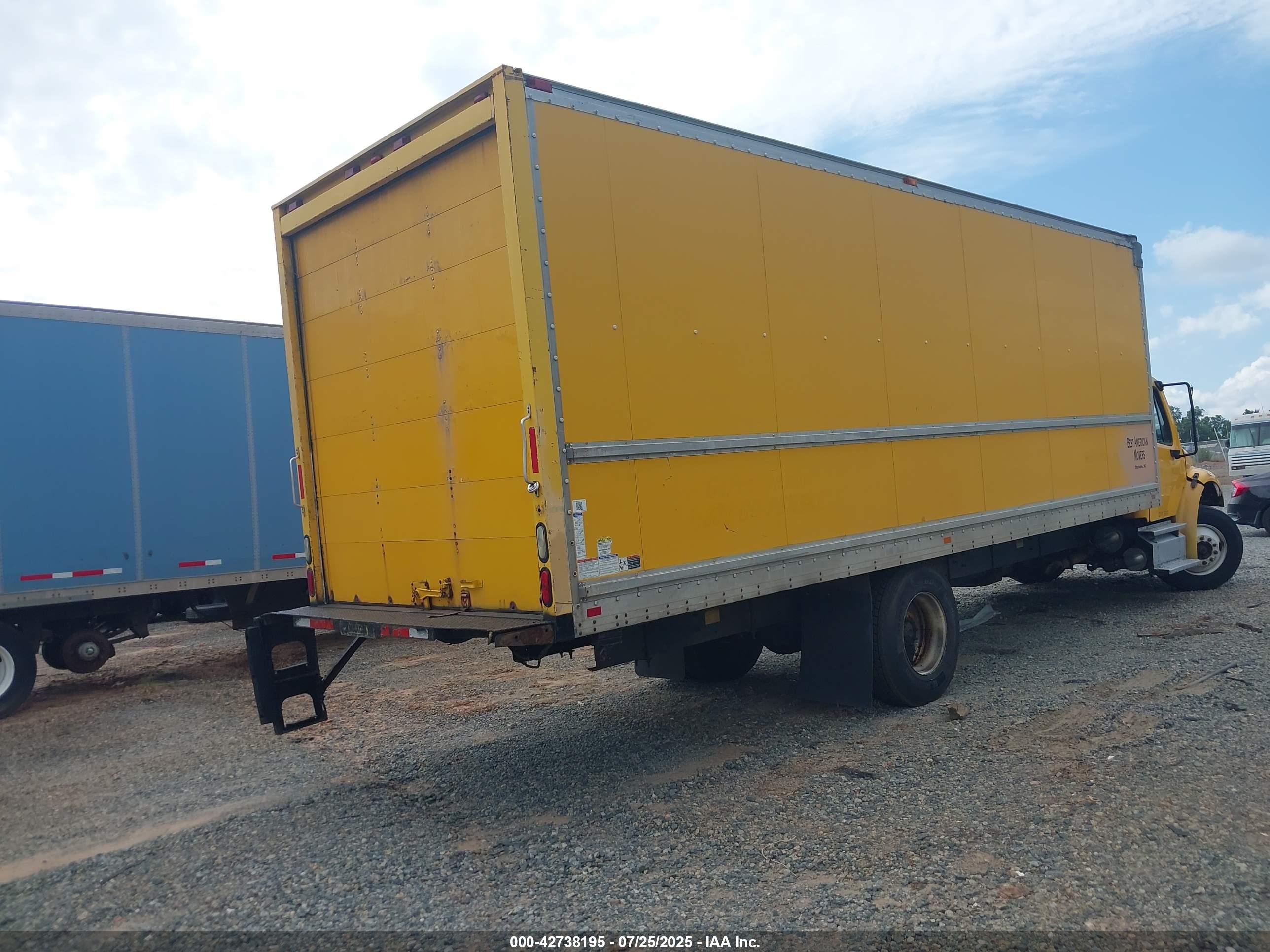 FREIGHTLINER M2 image 4