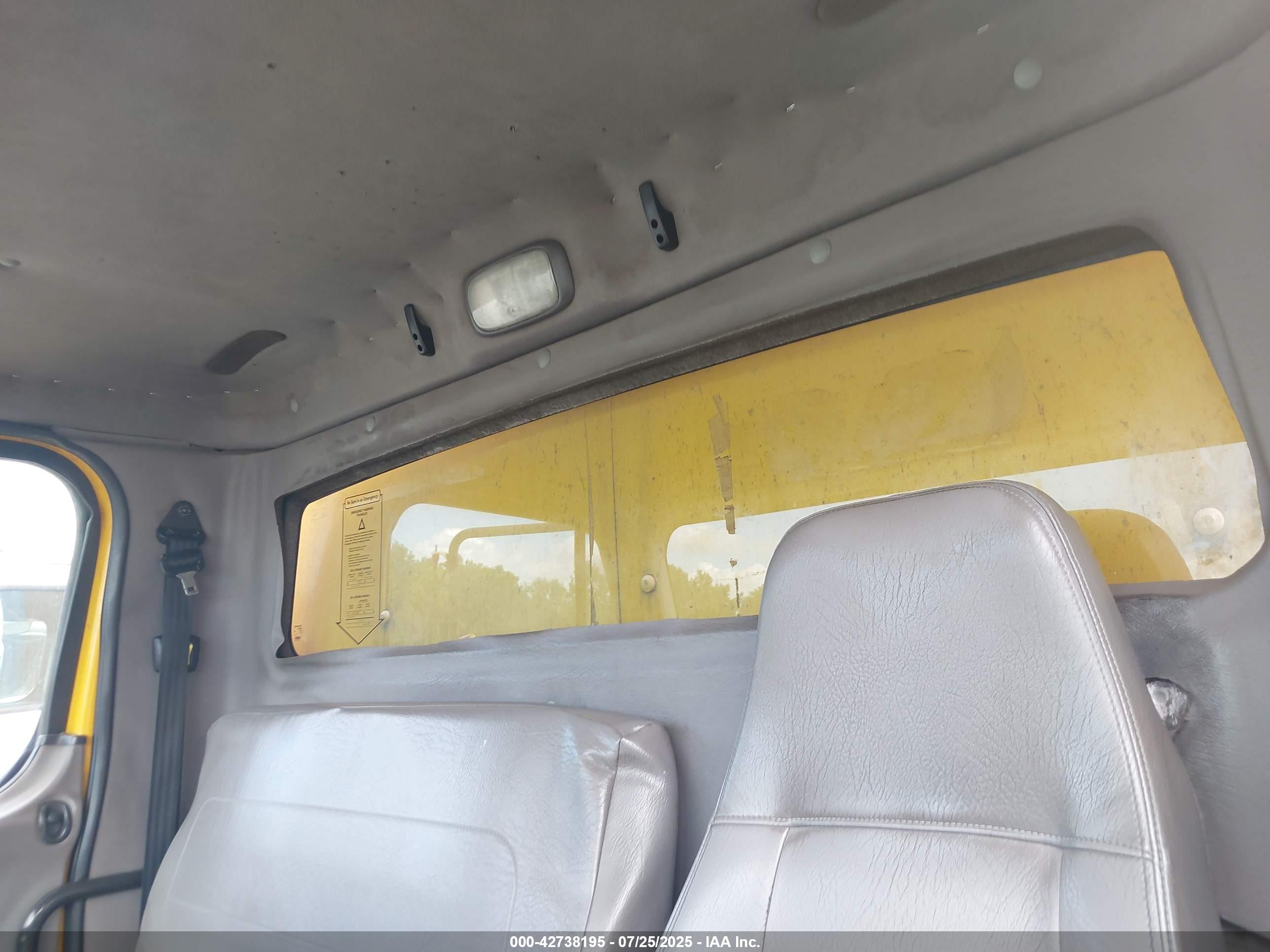FREIGHTLINER M2 image 7