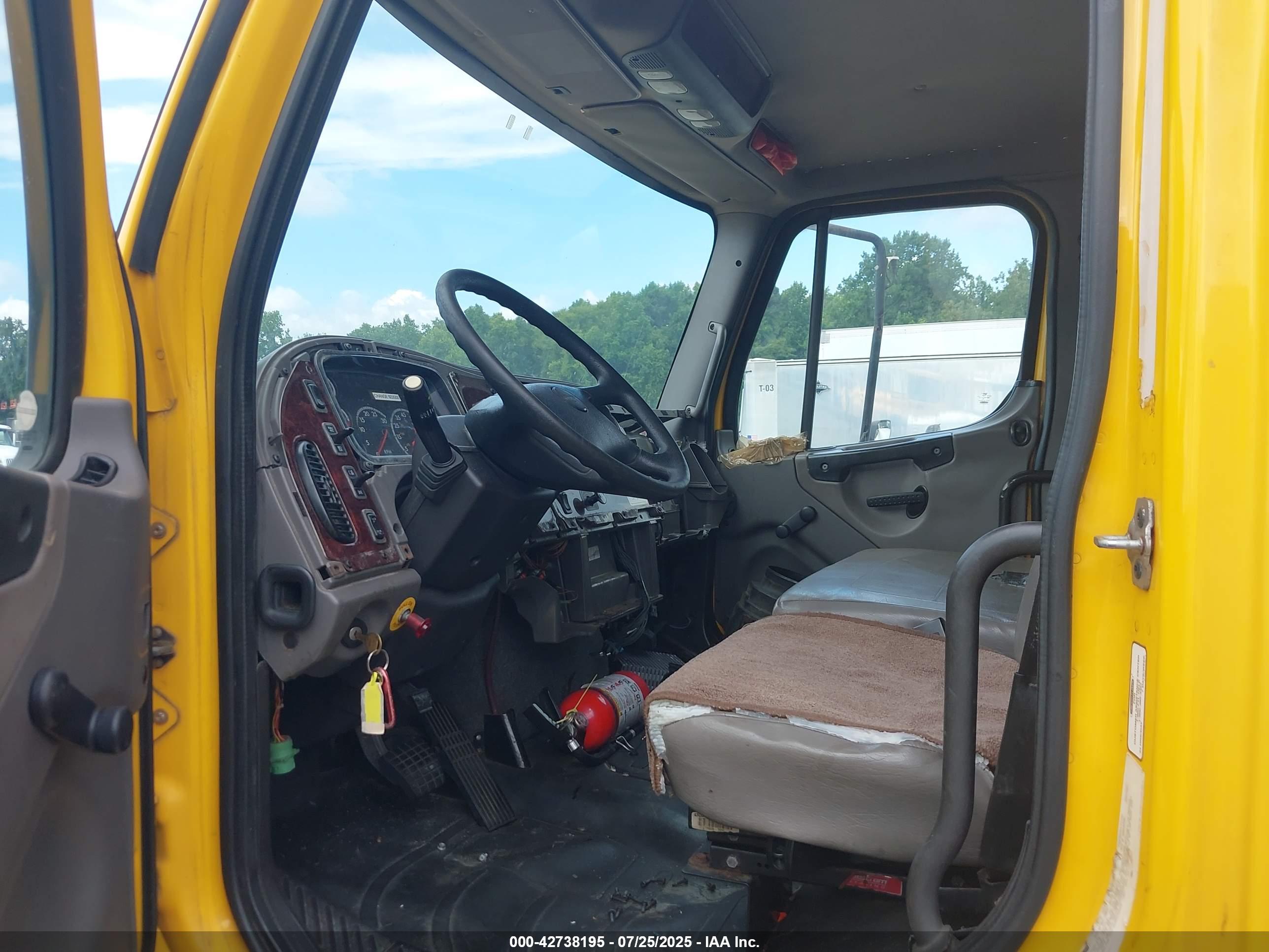 FREIGHTLINER M2 image 8