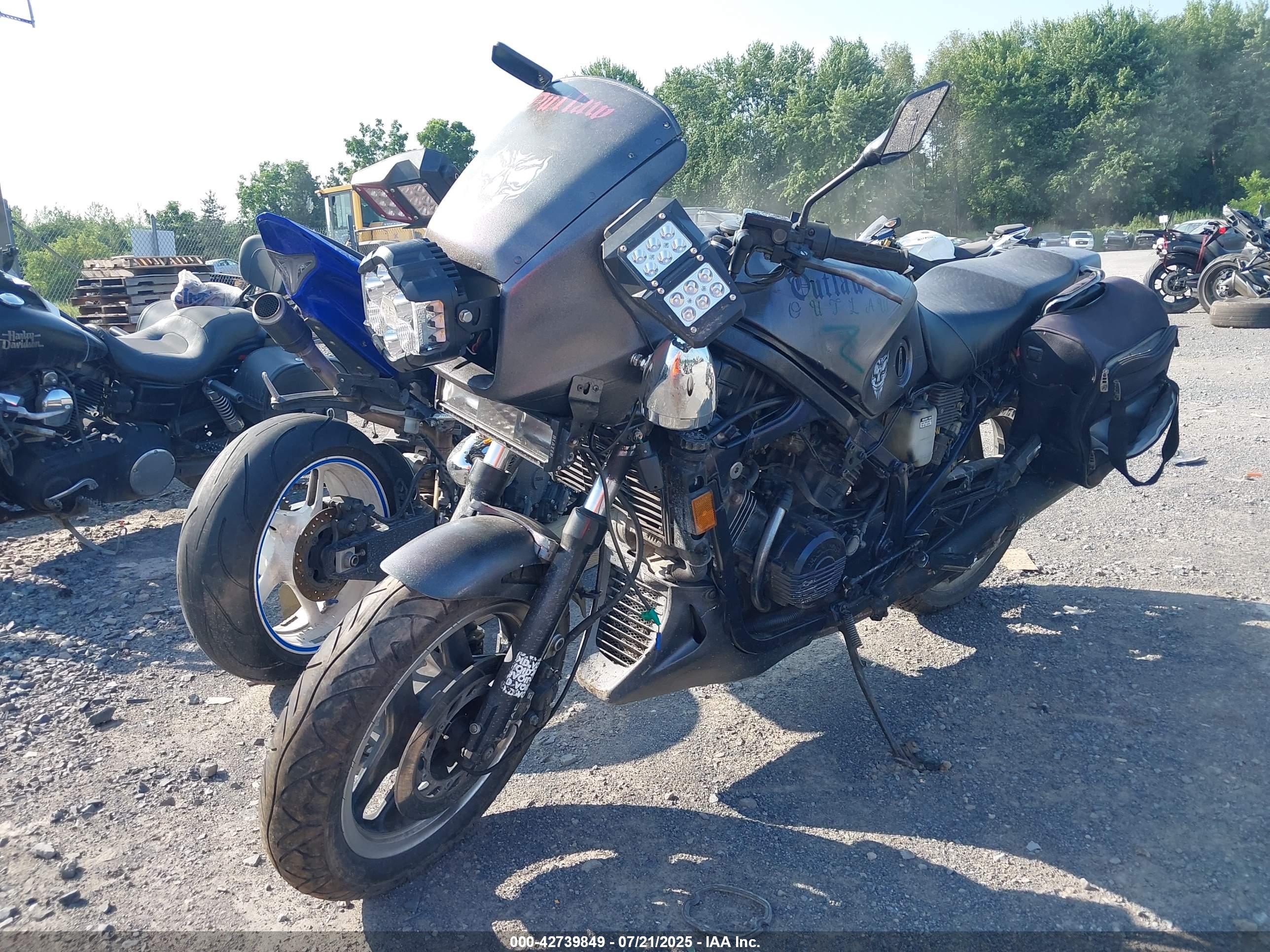HONDA VF750 image 2