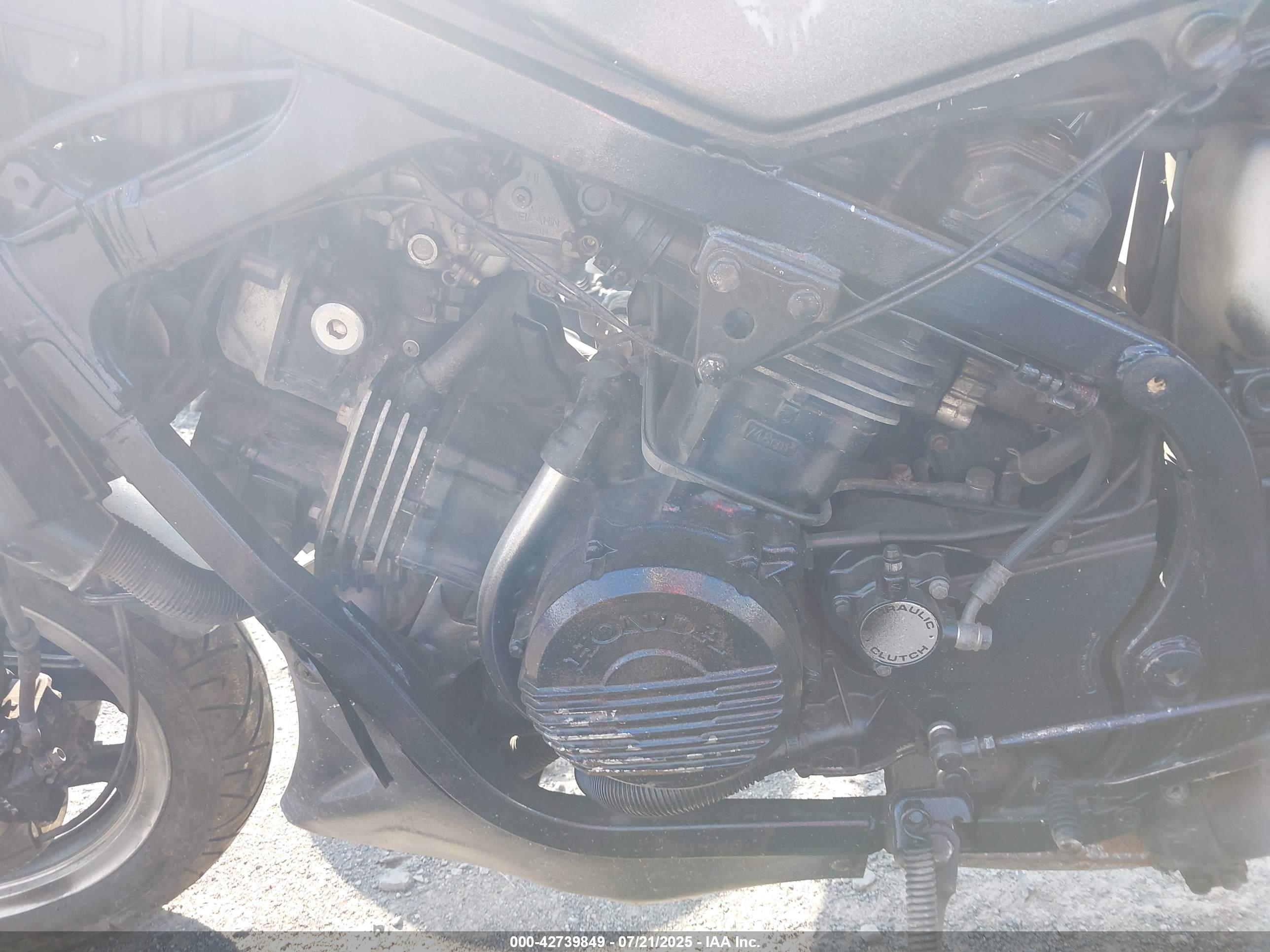 HONDA VF750 image 9