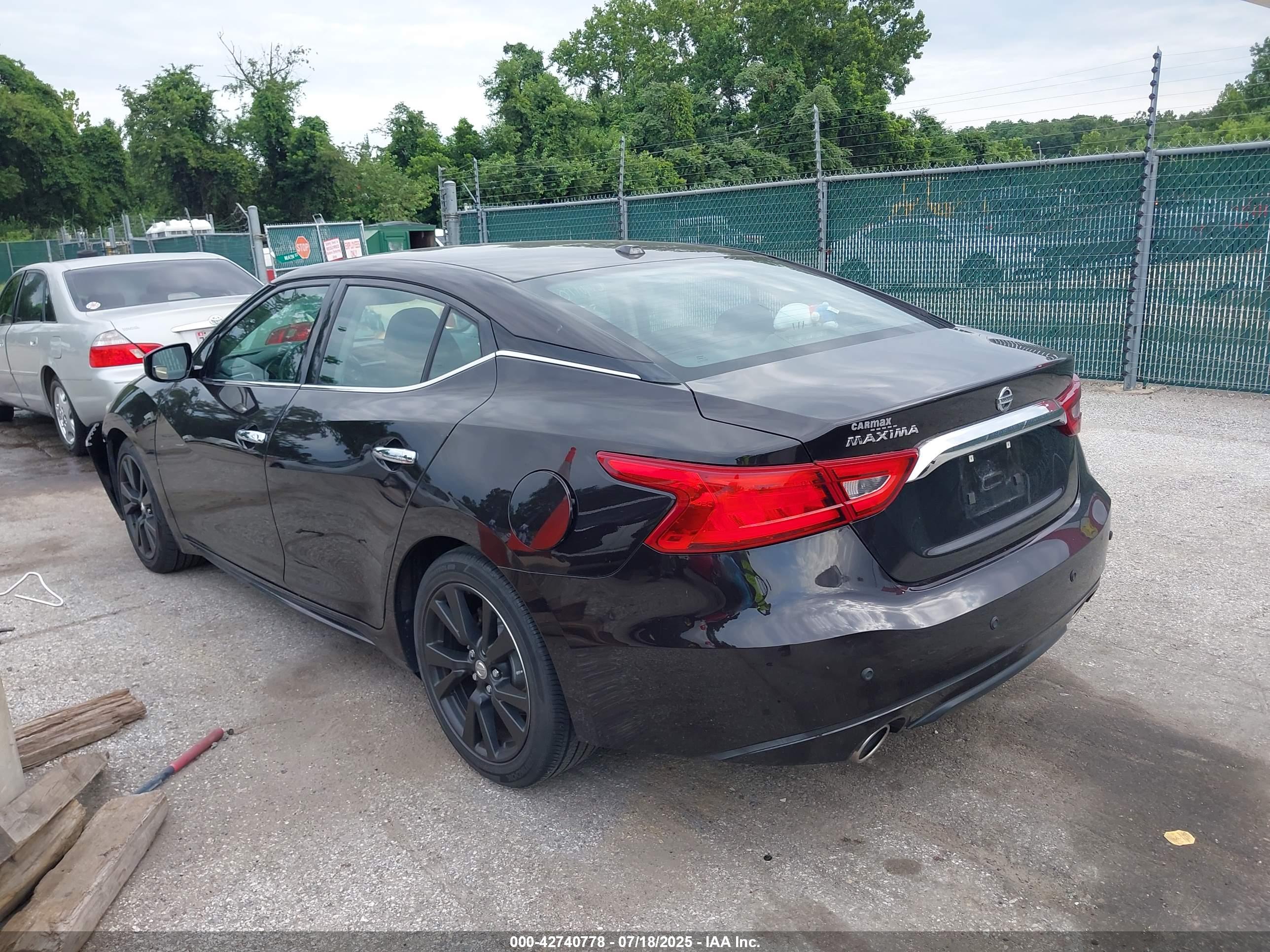 NISSAN MAXIMA image 3