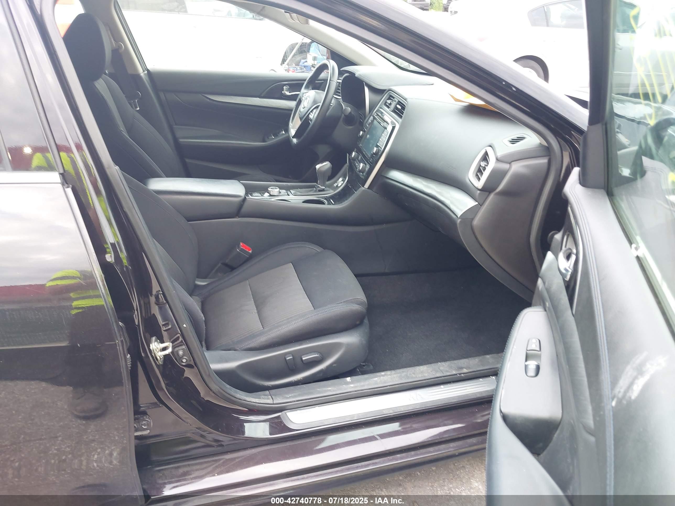 NISSAN MAXIMA image 5