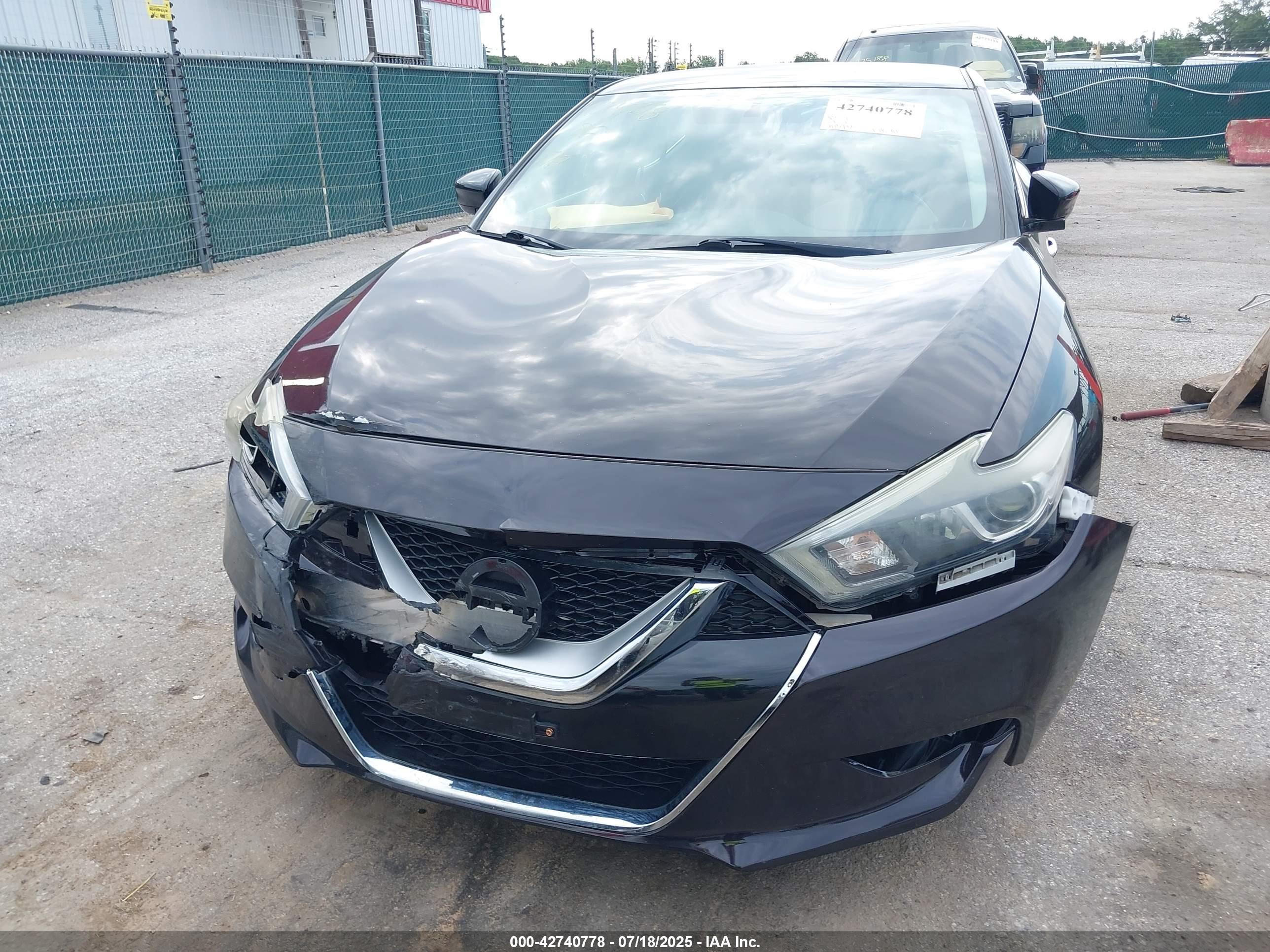 NISSAN MAXIMA image 6