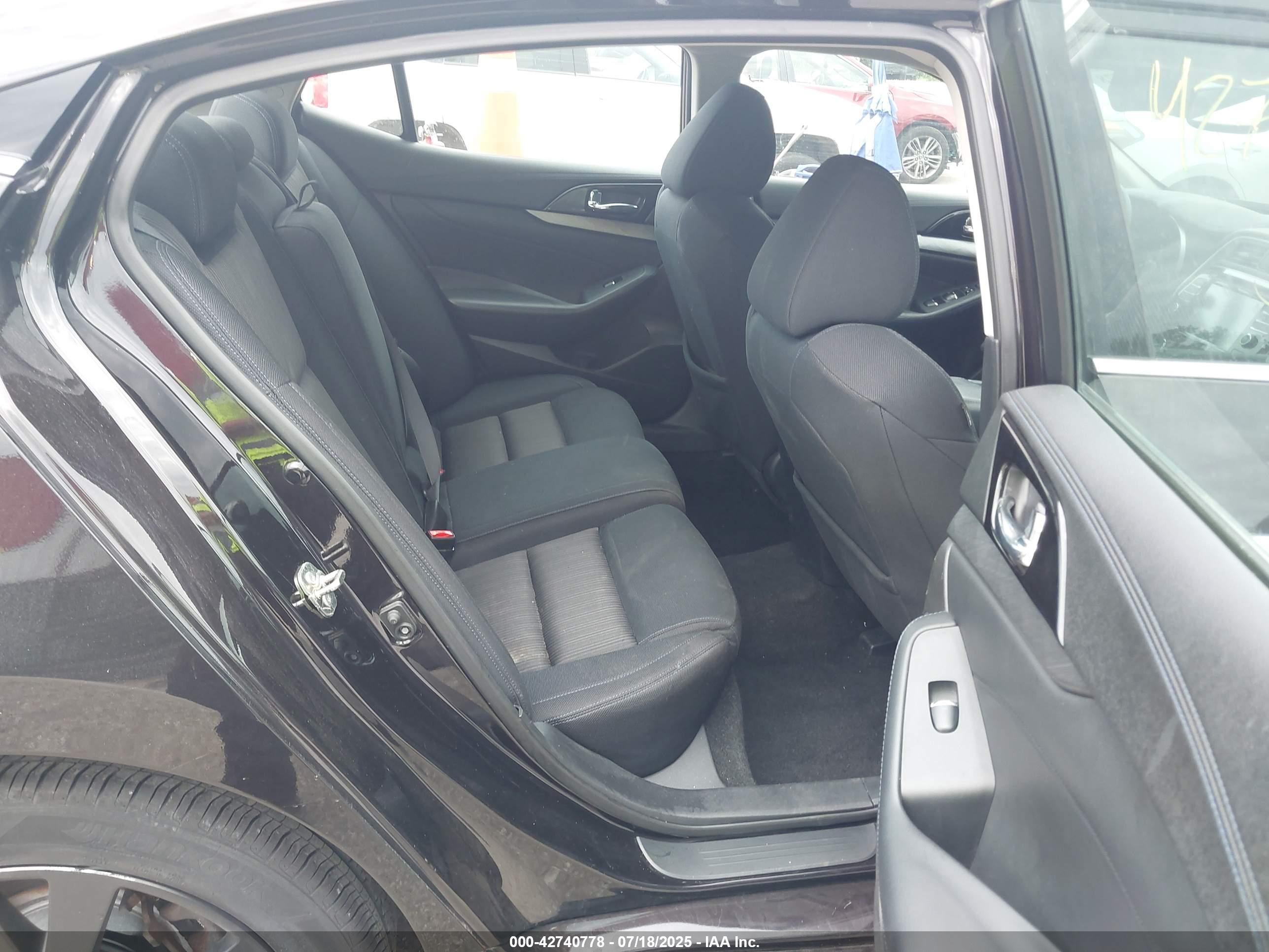 NISSAN MAXIMA image 8