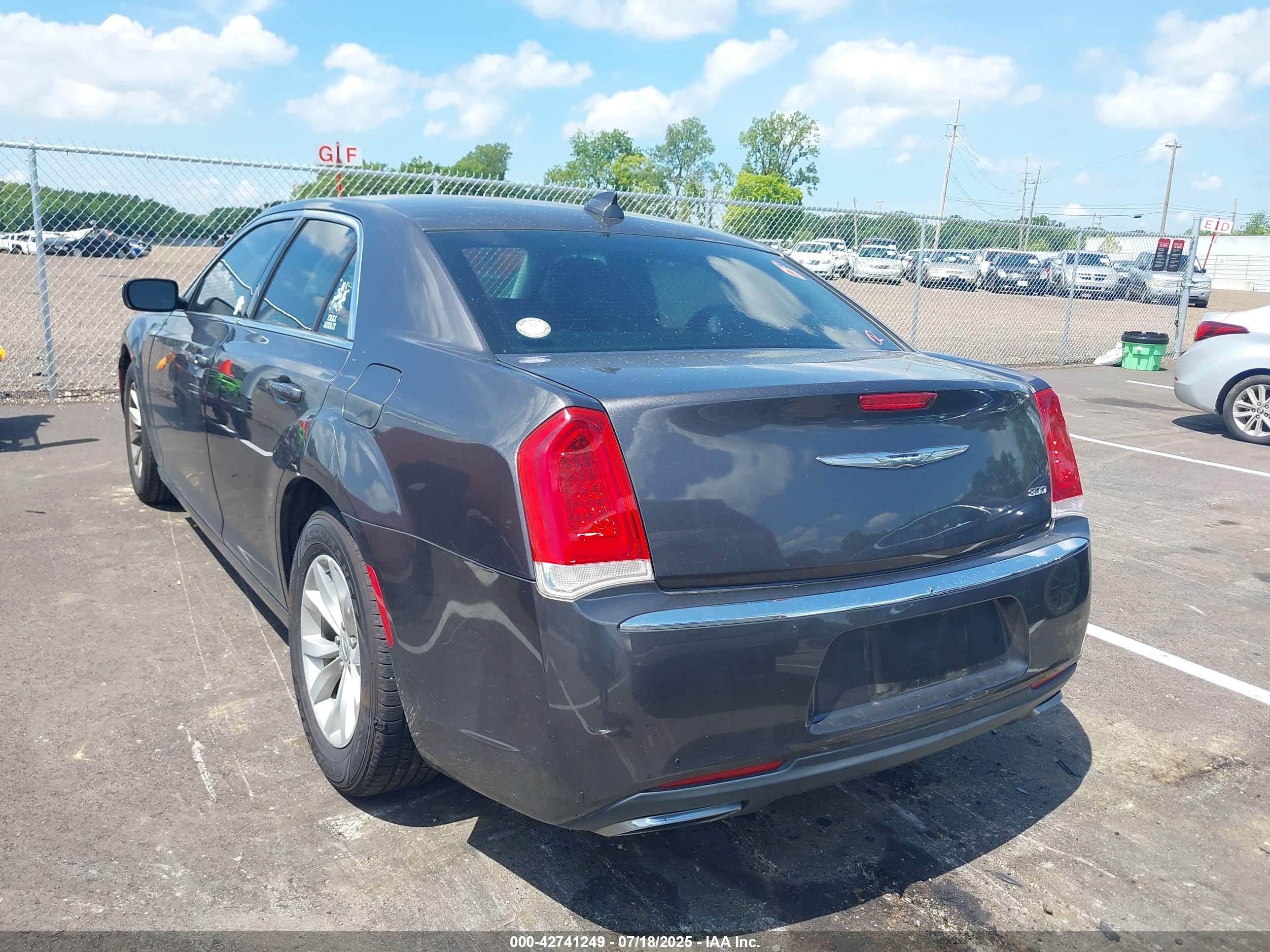 CHRYSLER 300 image 3
