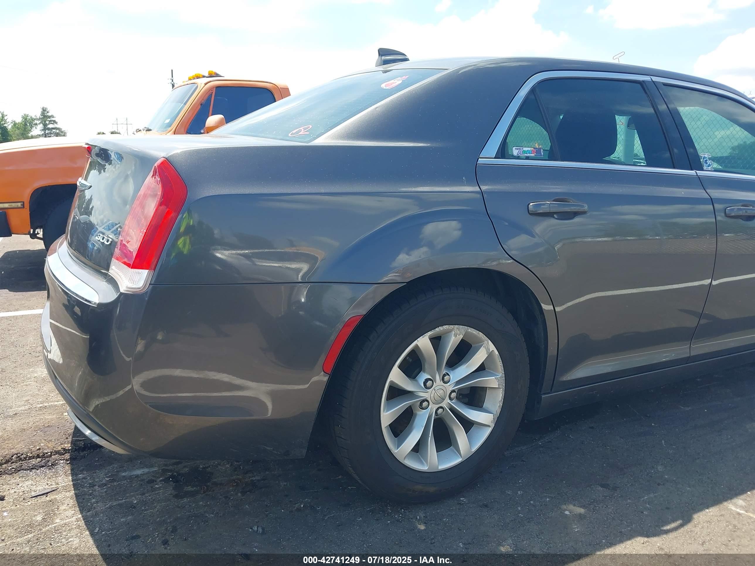 CHRYSLER 300 image 6